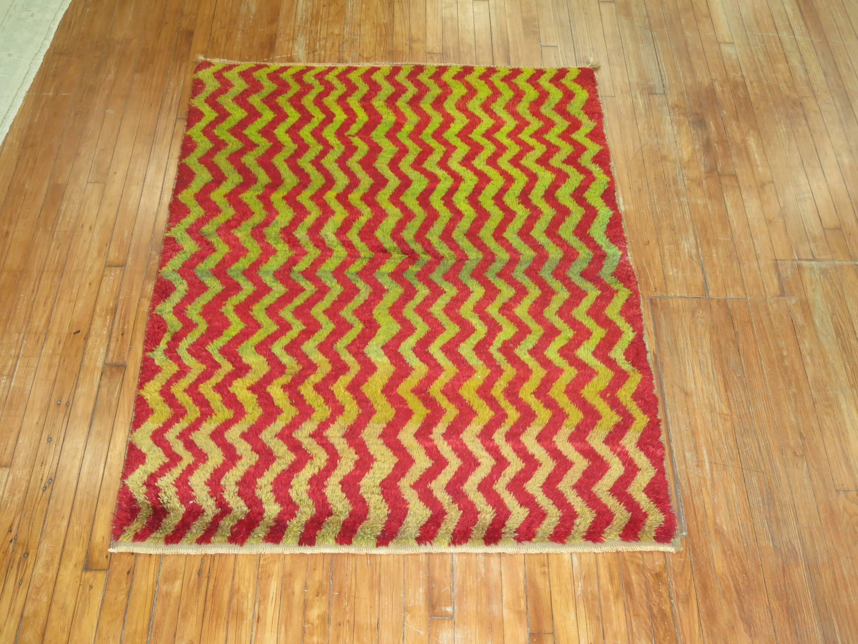 Bright green and red vintage Turkish Tulu rug from the 3rd quarter of the 20th century

Measures: 4'6'' x 6'.