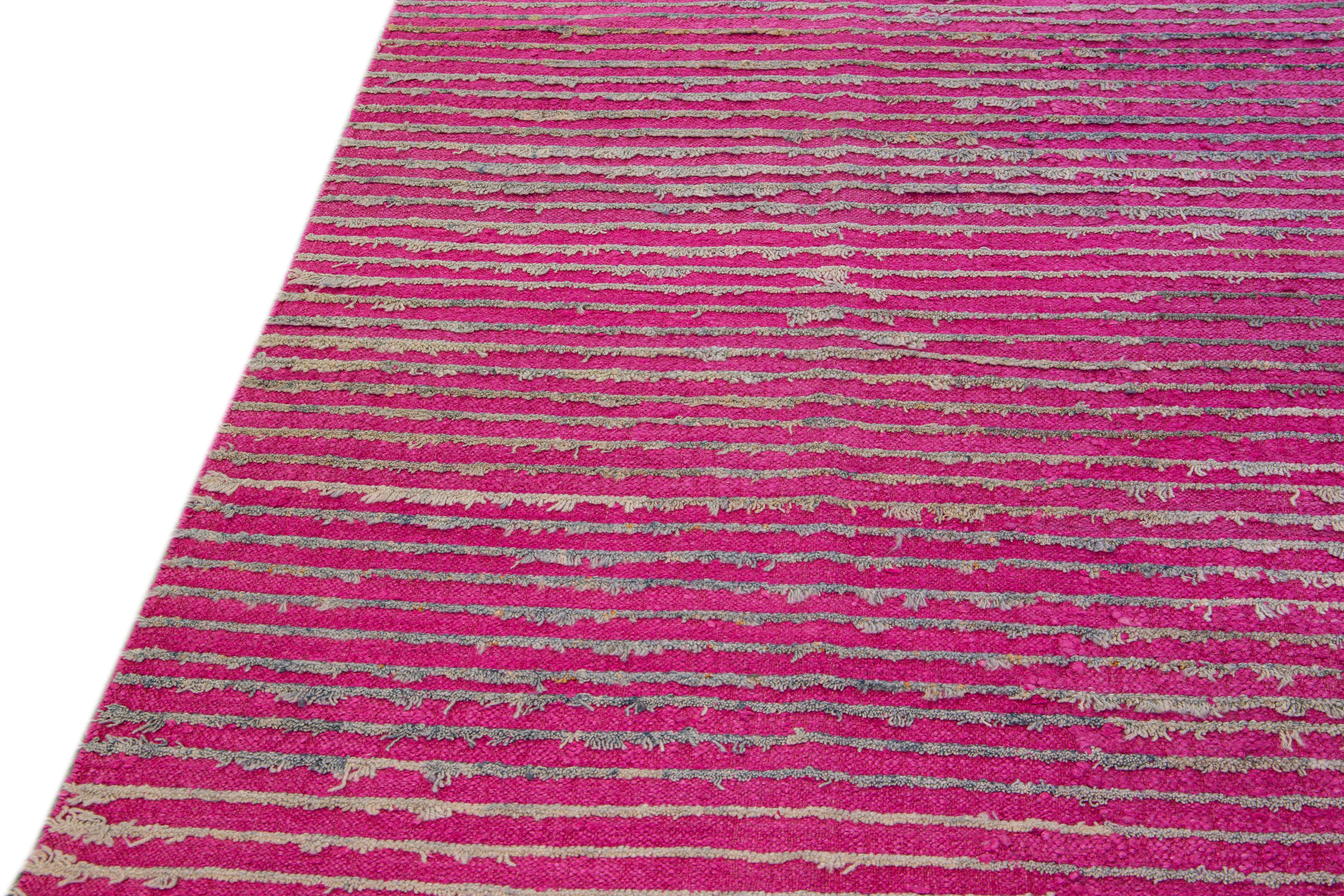Türkischer Tulu Flachgewebe-Wollteppich mit rosa Streifenmuster (Wolle) im Angebot