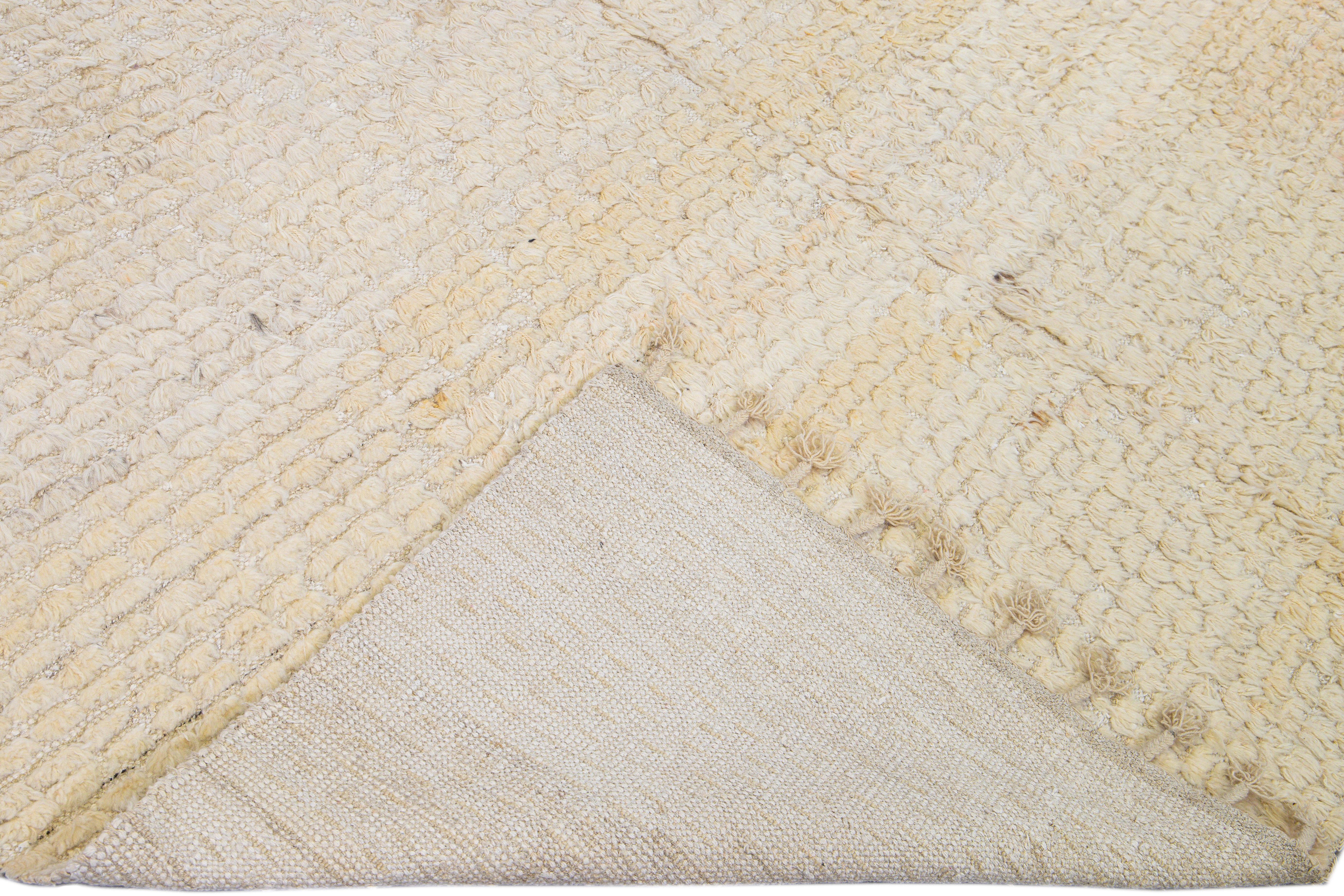 Beautiful vintage Tulu flatweave wool rug with ivory and beige field and accents. This Tulu rug has fringes in a gorgeous all-over solid pattern design.

This rug measures: 8'2