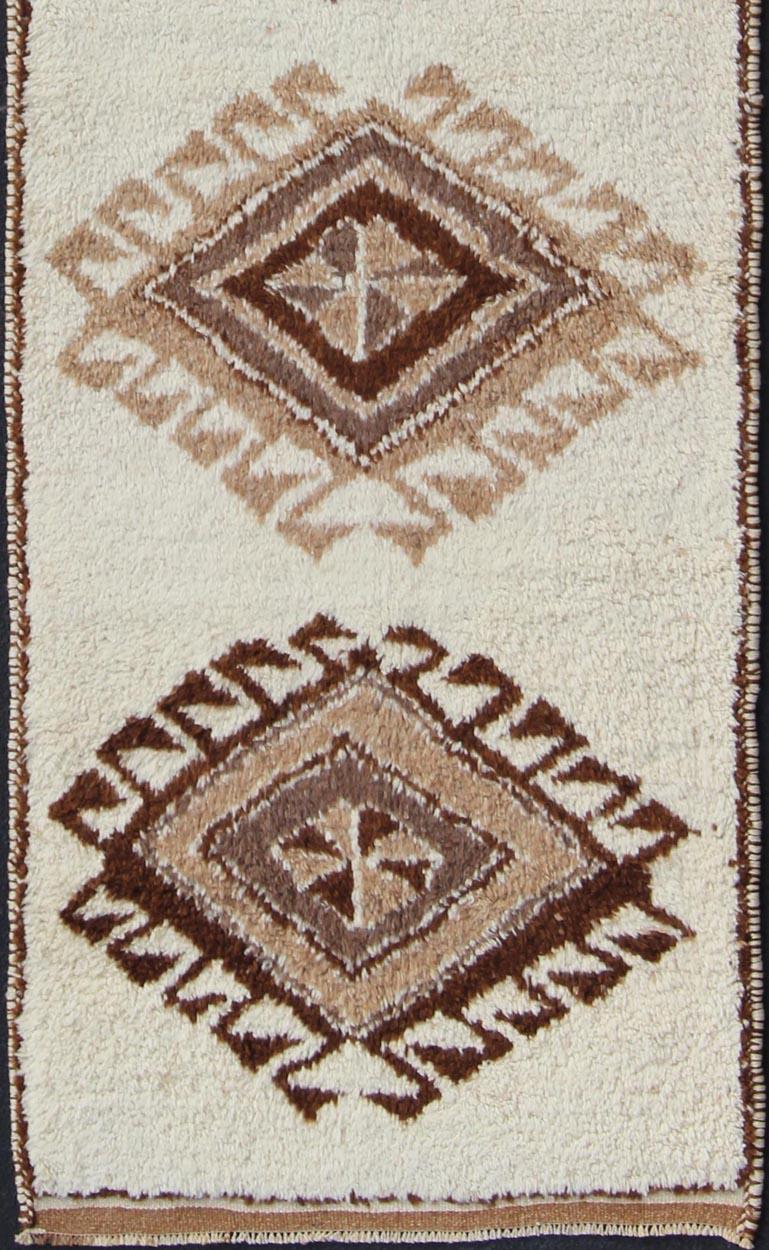 Runner vintage turco Tulu nei toni della terra, marrone chiaro e scuro e crema, con disegno tribale marocchino, tappeto en-176286, paese d'origine/tipo: Turchia / Tulu, circa 1950. Runner Tulu, Runner marocchino, Runner marocchino vintage.

Questo