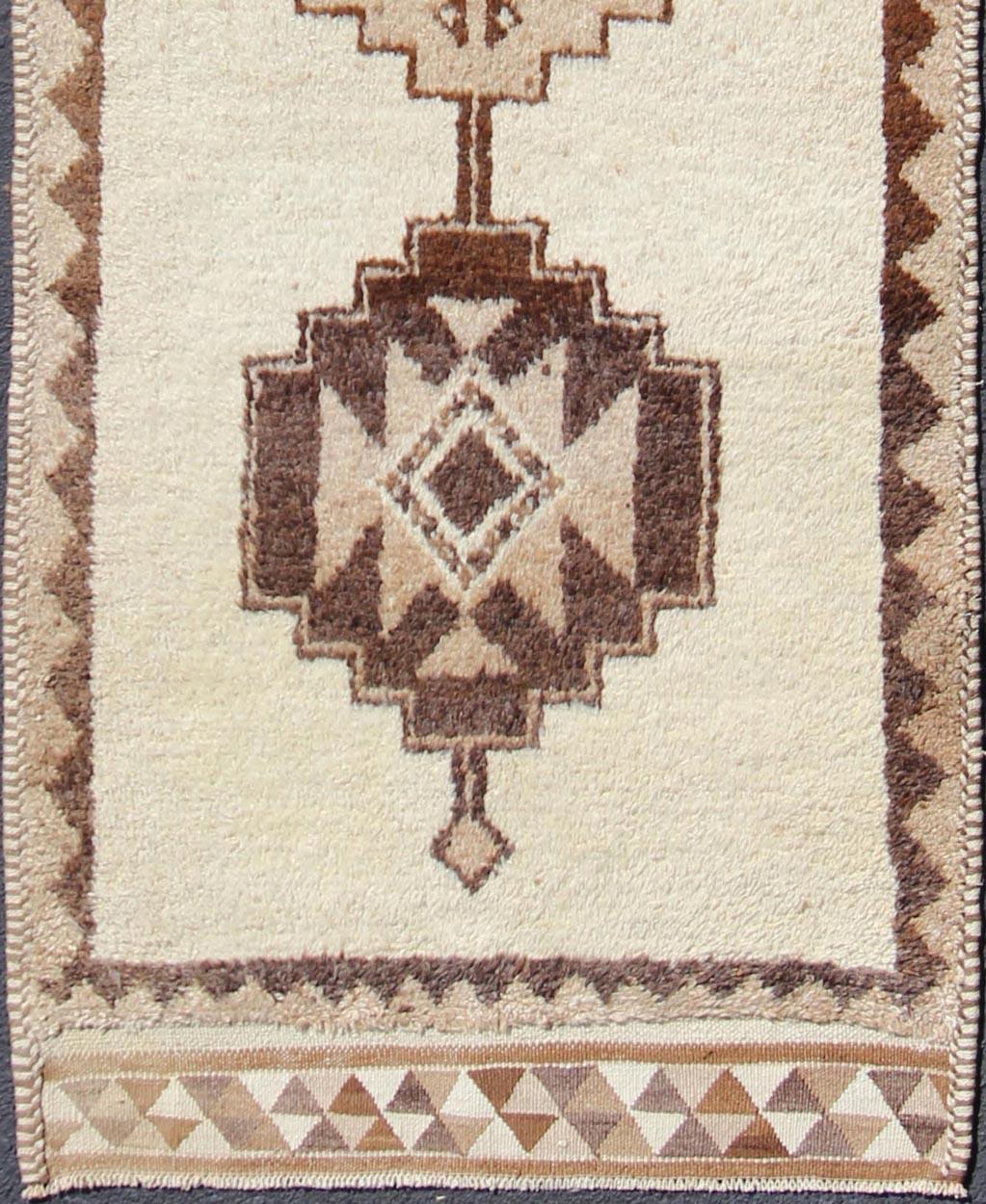 Tapis vintage turc Tulu dans les tons de terre avec un design de médaillon tribal, tapis en-176285, pays d'origine / type : turc / Tulu, circa 1960

Cet unique tapis turc Tulu présente un dessin vertical de motifs tribaux sur un champ de couleur