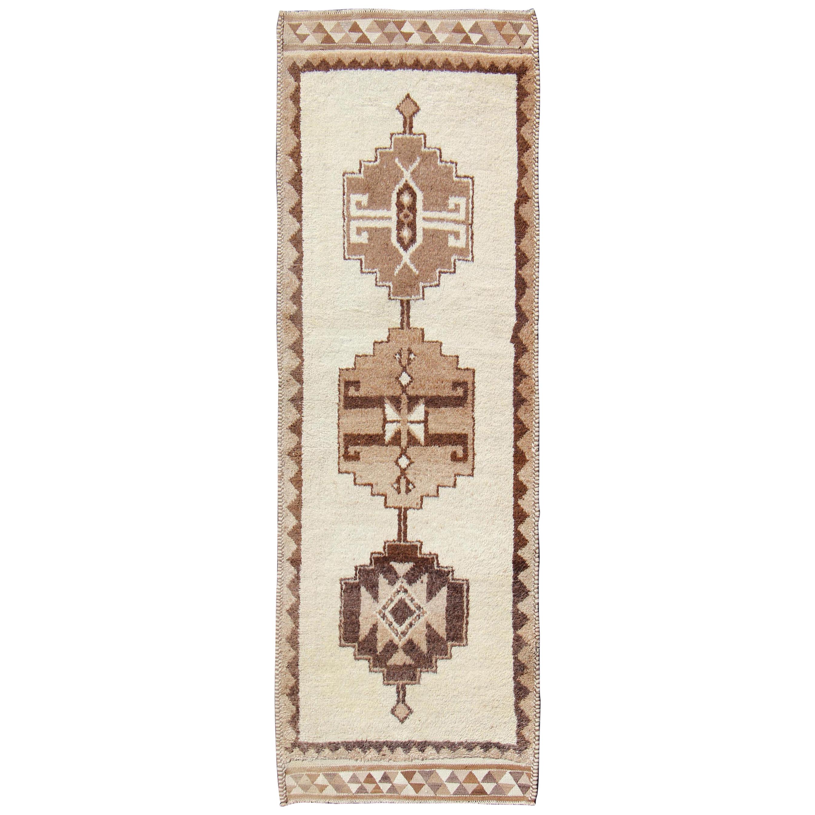 Türkischer Tulu Vintage-Teppich im Vintage-Stil mit Stammesmotiven in Braun und Creme