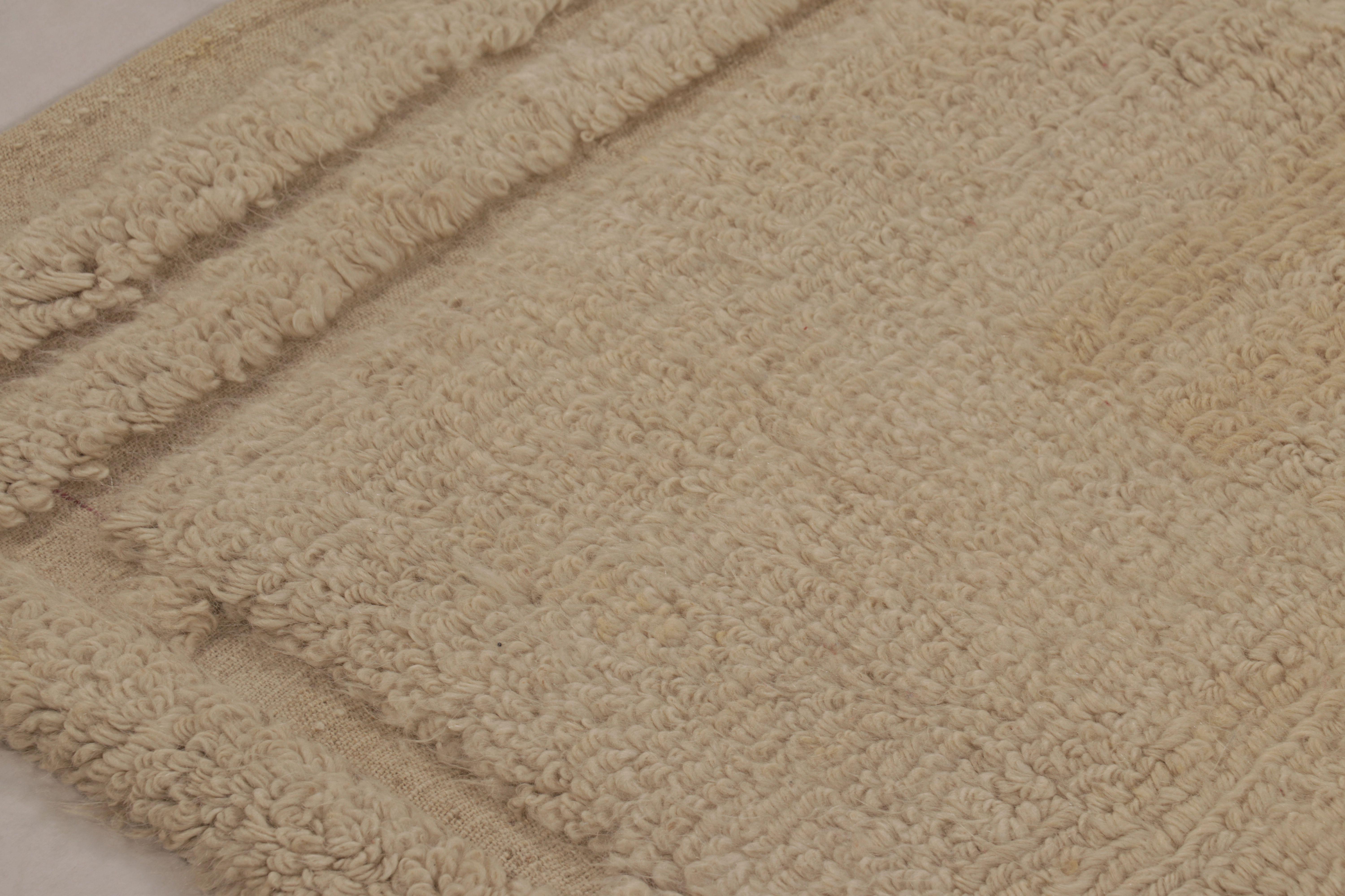 Fabriqué en Turquie avec de la laine nouée à la main, ce tapis Tulu vintage de 5x4 est un ajout distingué à la collection de textiles turcs traditionnels de Rug & Kilim. Son champ beige doux et sa texture pelucheuse en font un objet de décoration