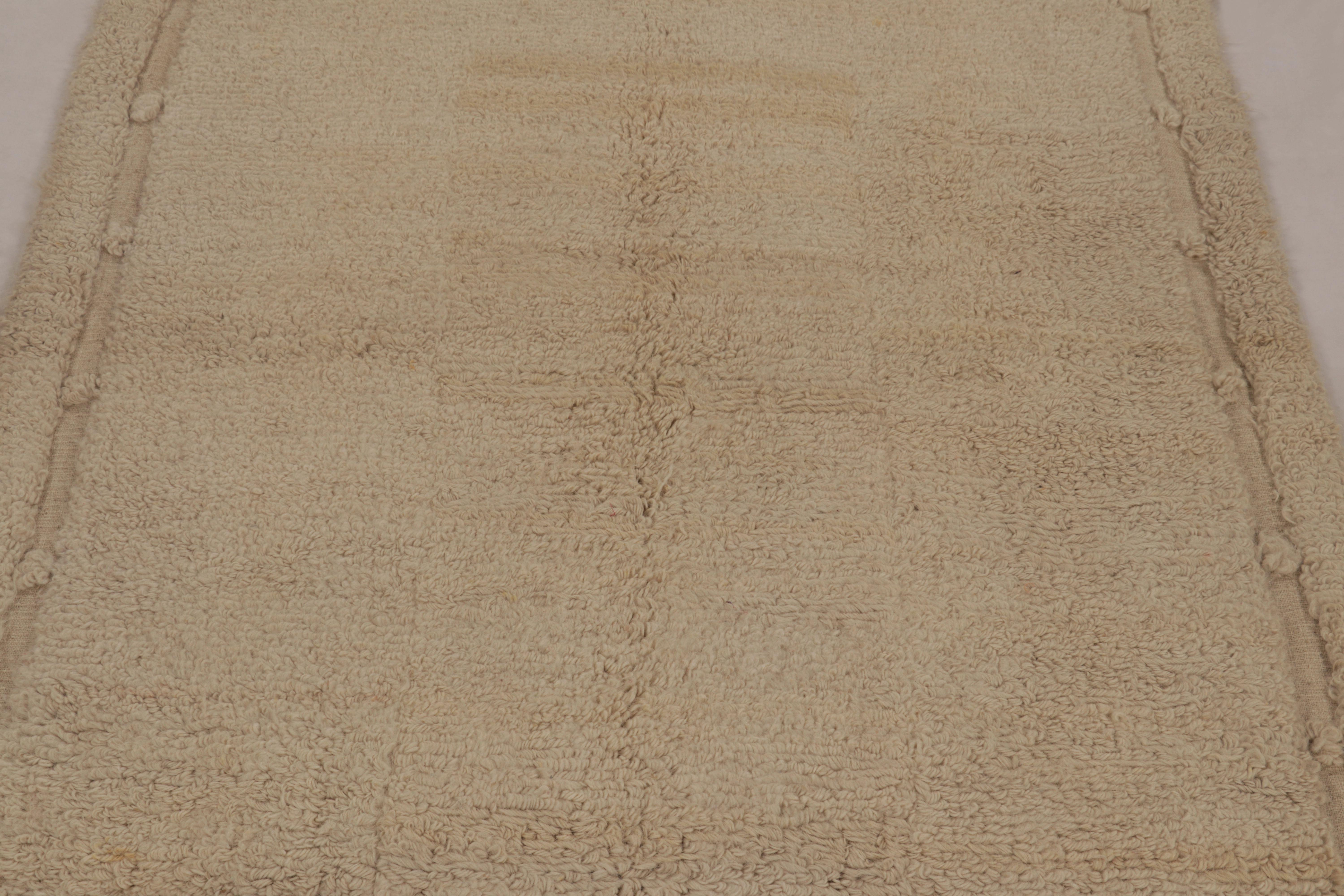 Turc Tapis turc vintage Tulu, laine beige avec poils doux - Rug & Kilim en vente