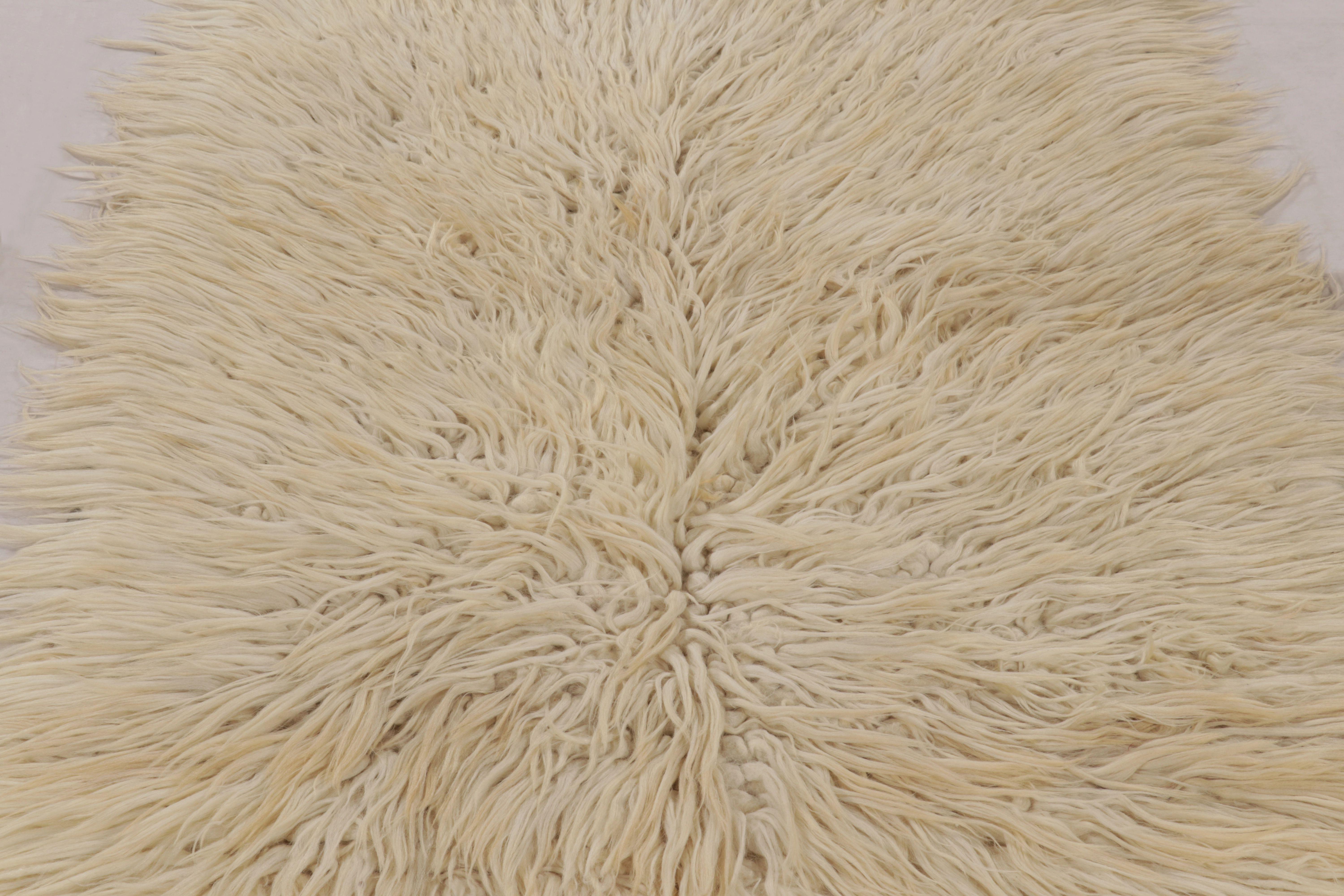 Milieu du XVIIe siècle Tapis turc vintage Tulu, laine beige avec poils doux - Rug & Kilim en vente