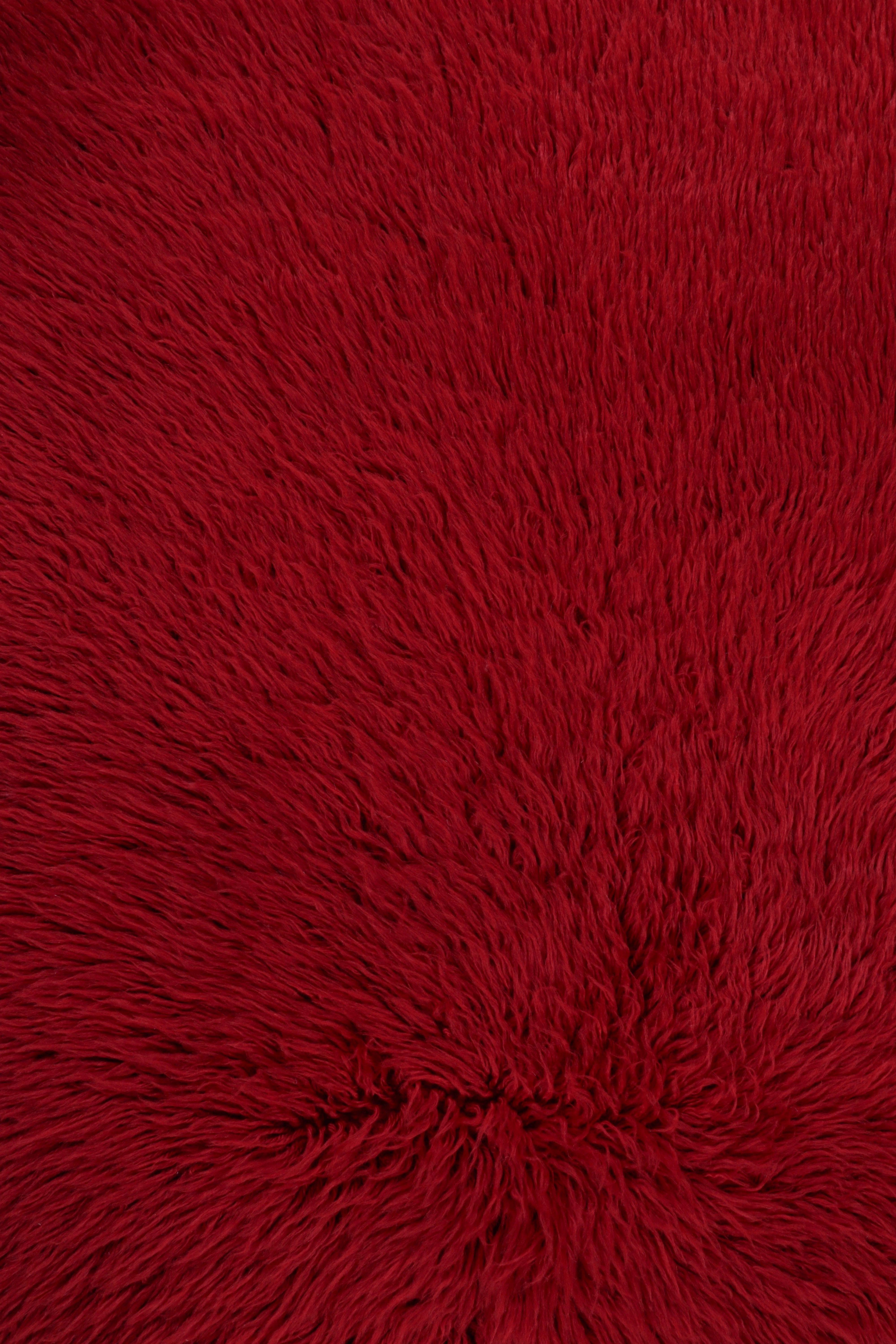 Dieser 6x7 große Tulu-Teppich wurde in der Türkei aus hochfloriger Wolle handgeknüpft und ist eine hervorragende Ergänzung der Kollektion traditioneller türkischer Textilien von Rug & Kilim. Seine kräftige rote Oberfläche und die plüschige Textur