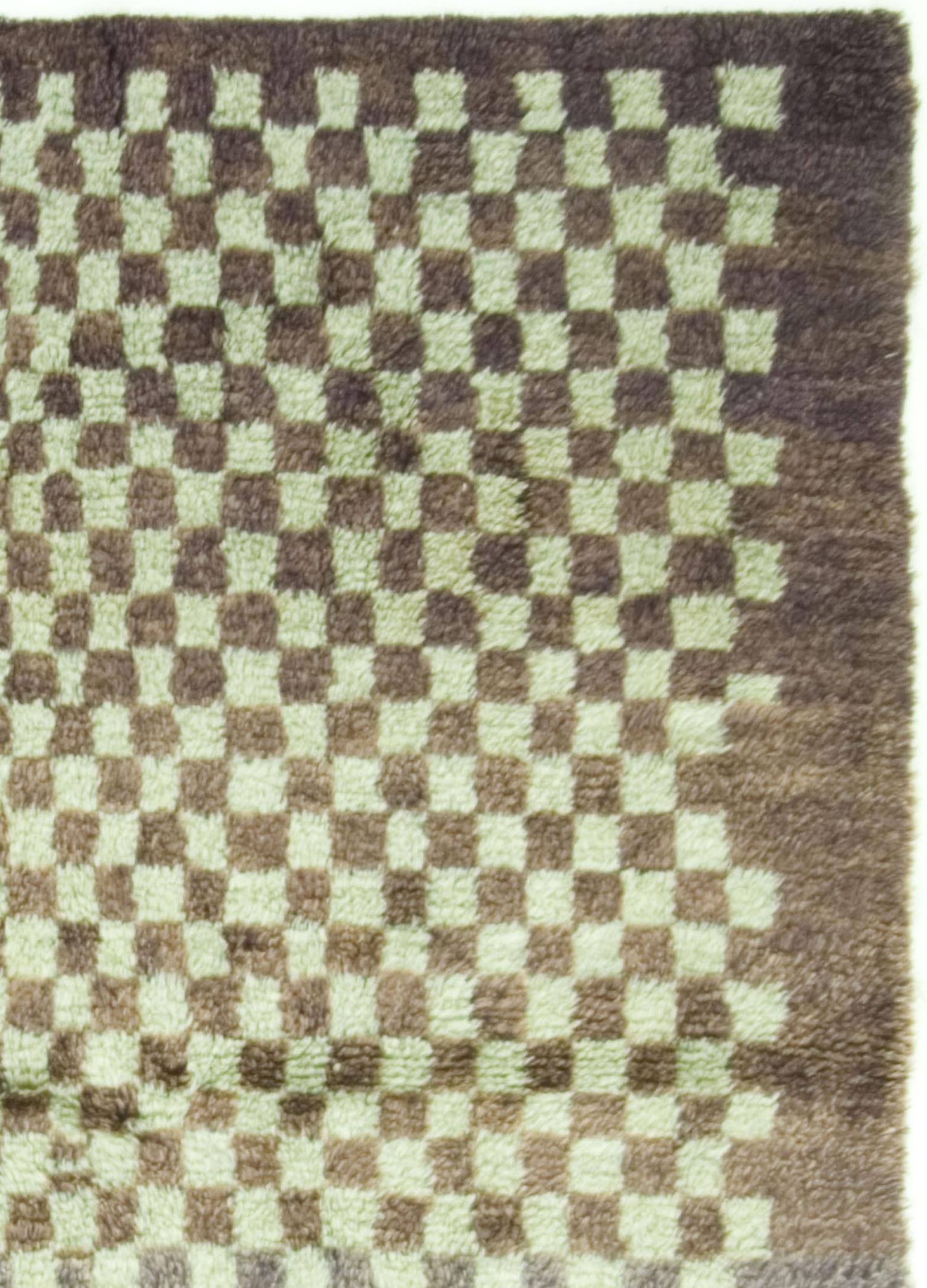 Vintage Türkisch Tulu Teppich Teppich  4'3 x 6'7 im Angebot 1