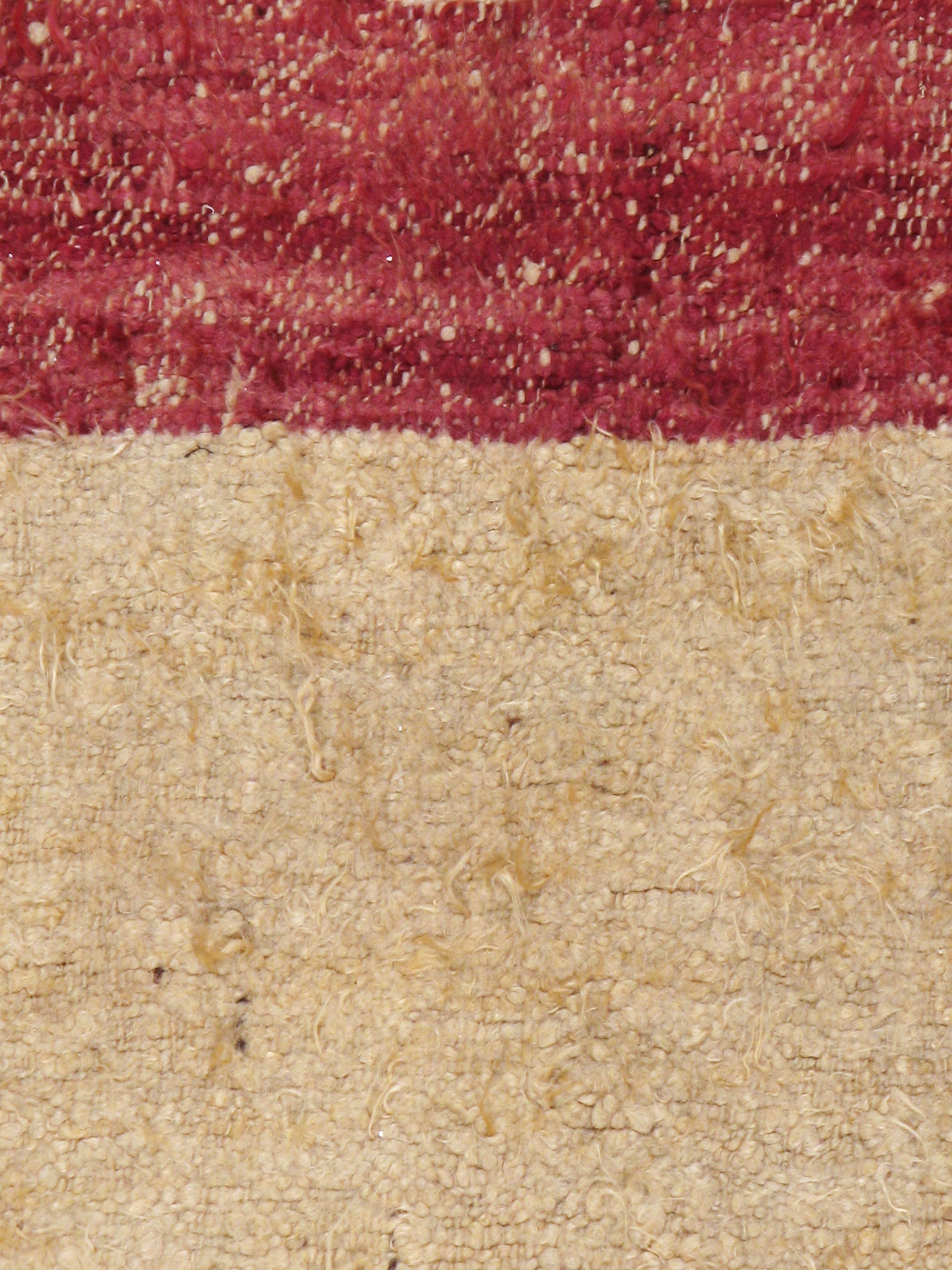 Un tapis turc vintage Tulu du milieu du 20e siècle. Une large bordure unie de couleur marsala saturée avec un champ ouvert beige. Pas d'ornementation à la noix. Totalement graphique avec une très longue pile. C'est probablement à cela que