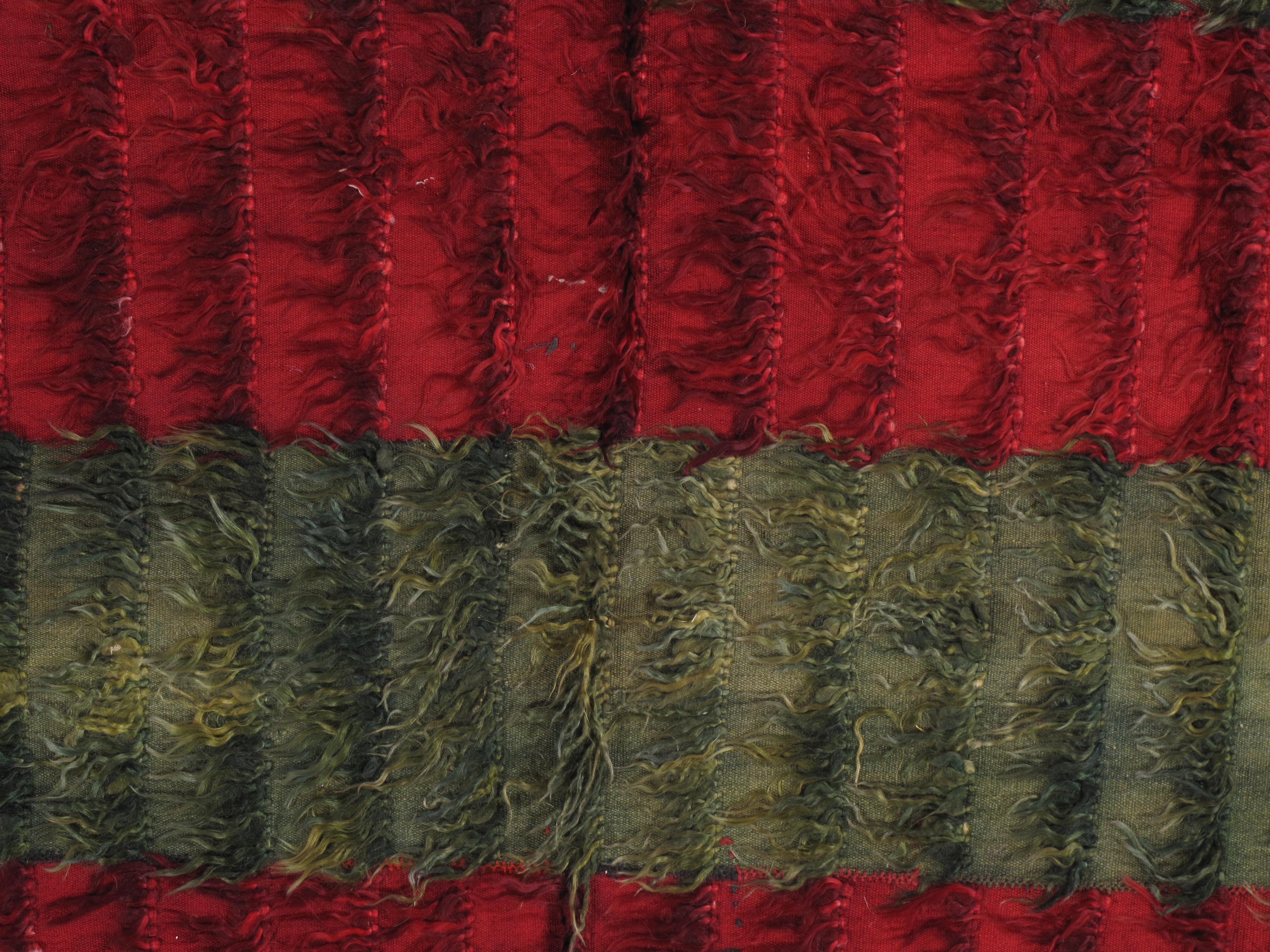 Turc Tapis turc Tulu vintage, poils longs en laine d'angora, vert et rouge en vente