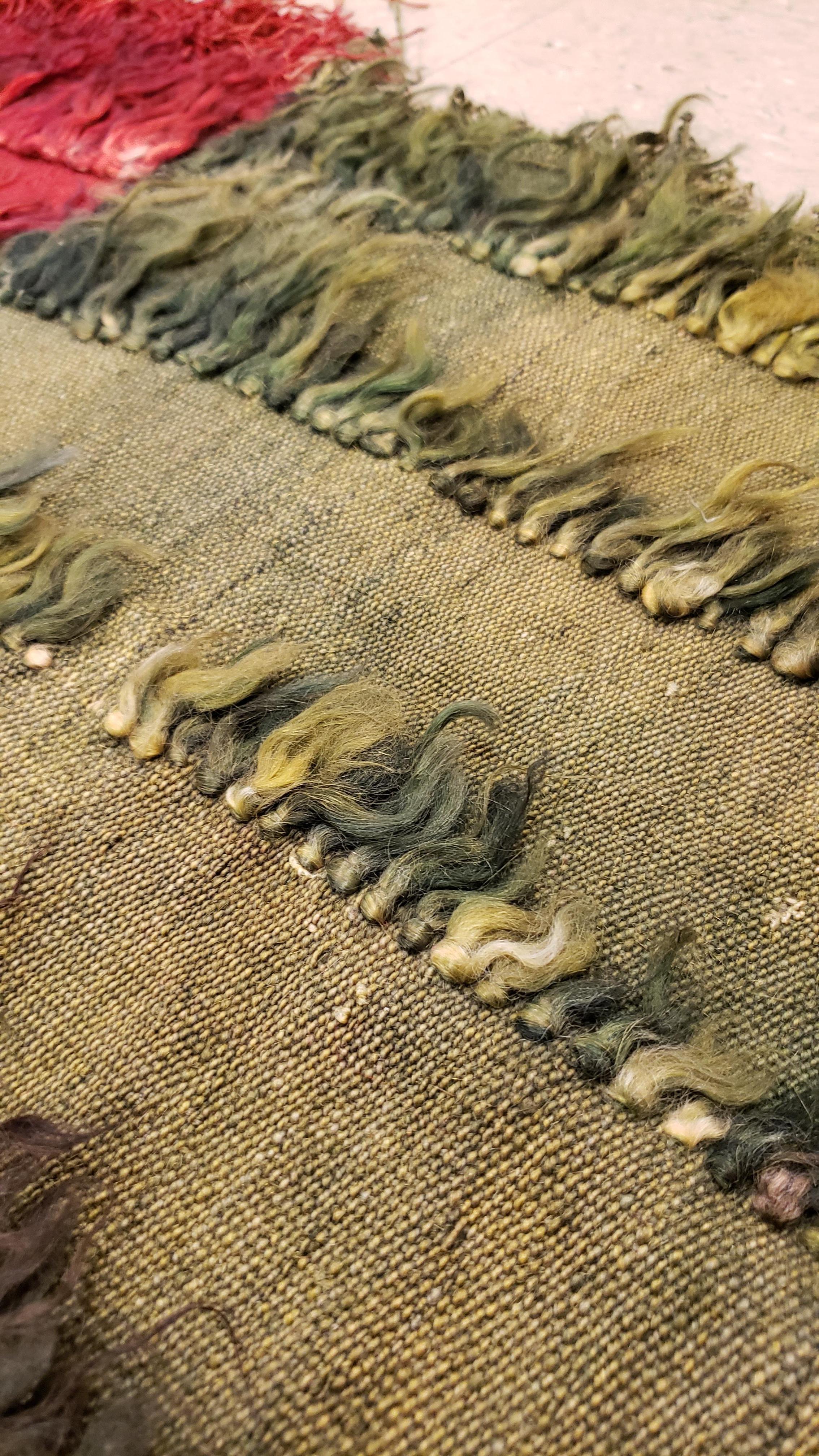 Türkischer Tulu-Teppich, langes Haar, Angorawolle, grün und rot im Zustand „Hervorragend“ im Angebot in Port Washington, NY
