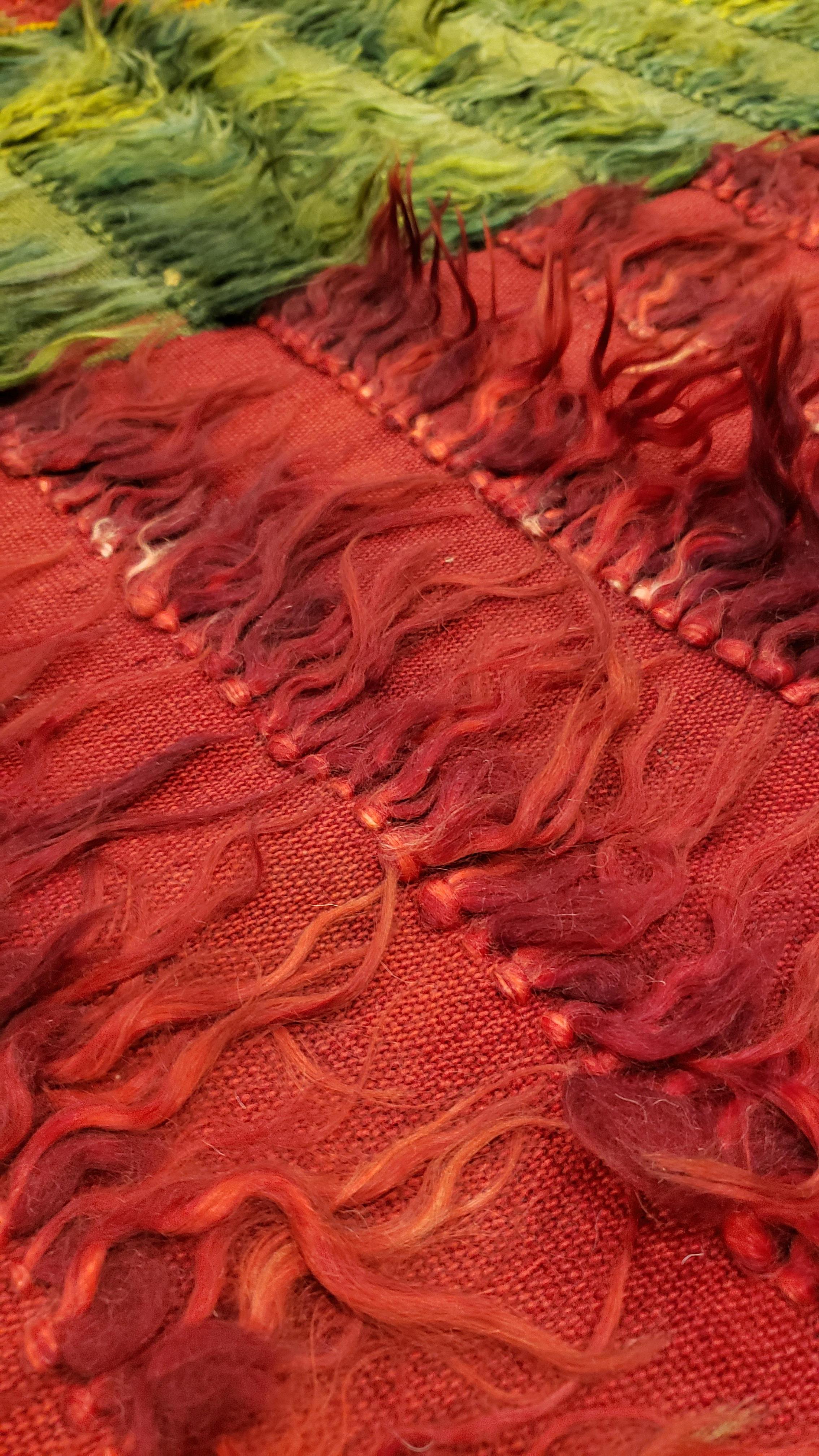 Tapis turc Tulu vintage, poils longs en laine d'angora, vert et rouge Excellent état - En vente à Port Washington, NY