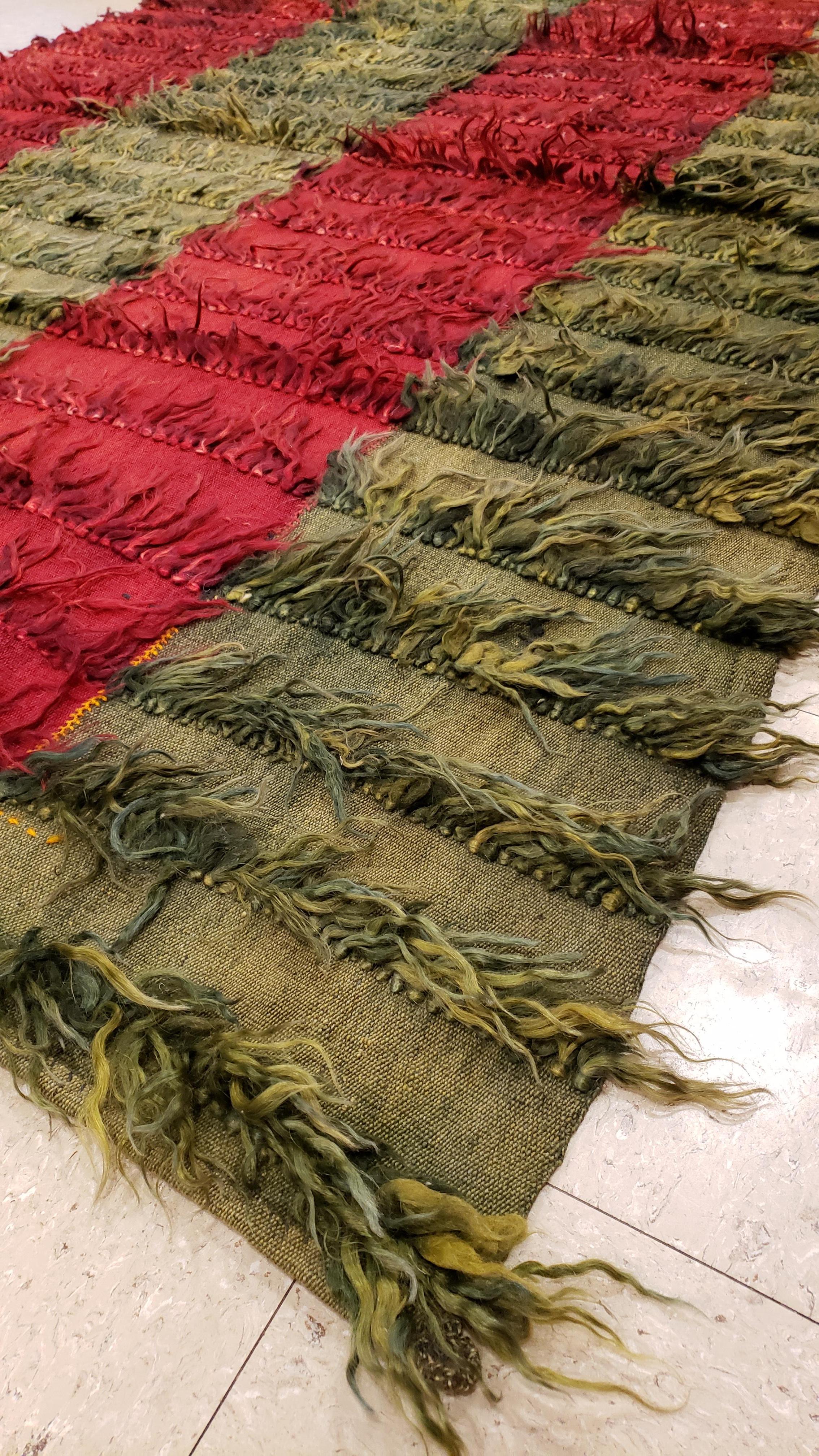 Türkischer Tulu-Teppich, langes Haar, Angorawolle, grün und rot (Wolle) im Angebot