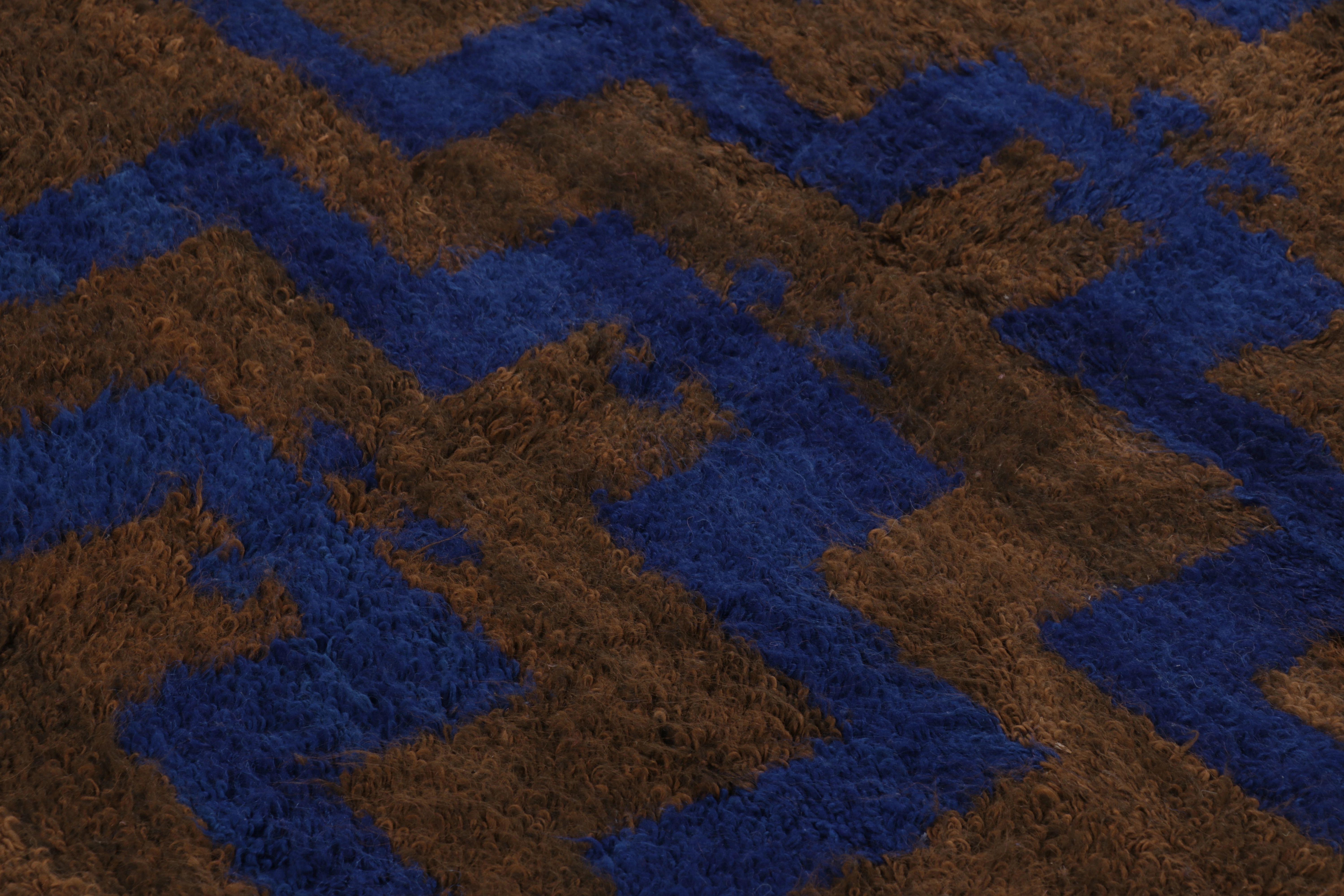 Realizzato in Turchia con lana a pelo alto annodata a mano, questo tappeto Tulu vintage 5x7 è un'aggiunta di rilievo alla collezione di tessuti tradizionali turchi di Rug & Kilim. Il suo audace e vivace motivo a scacchi rossi e verdi e la sua