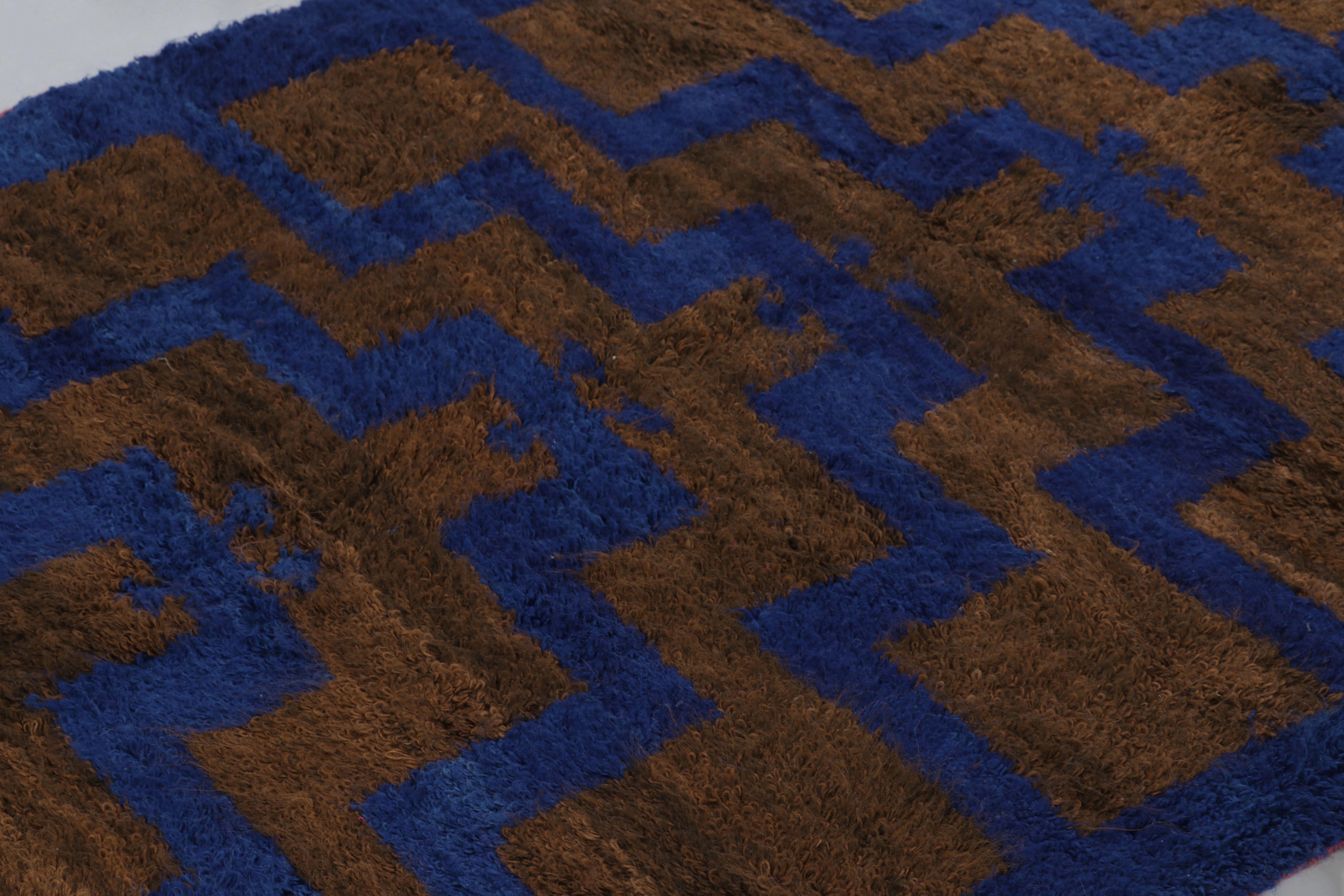 Tappeto turco vintage Tulu, blu navy e marrone con motivo geometrico - Rug & Kilim In condizioni buone in vendita a Long Island City, NY