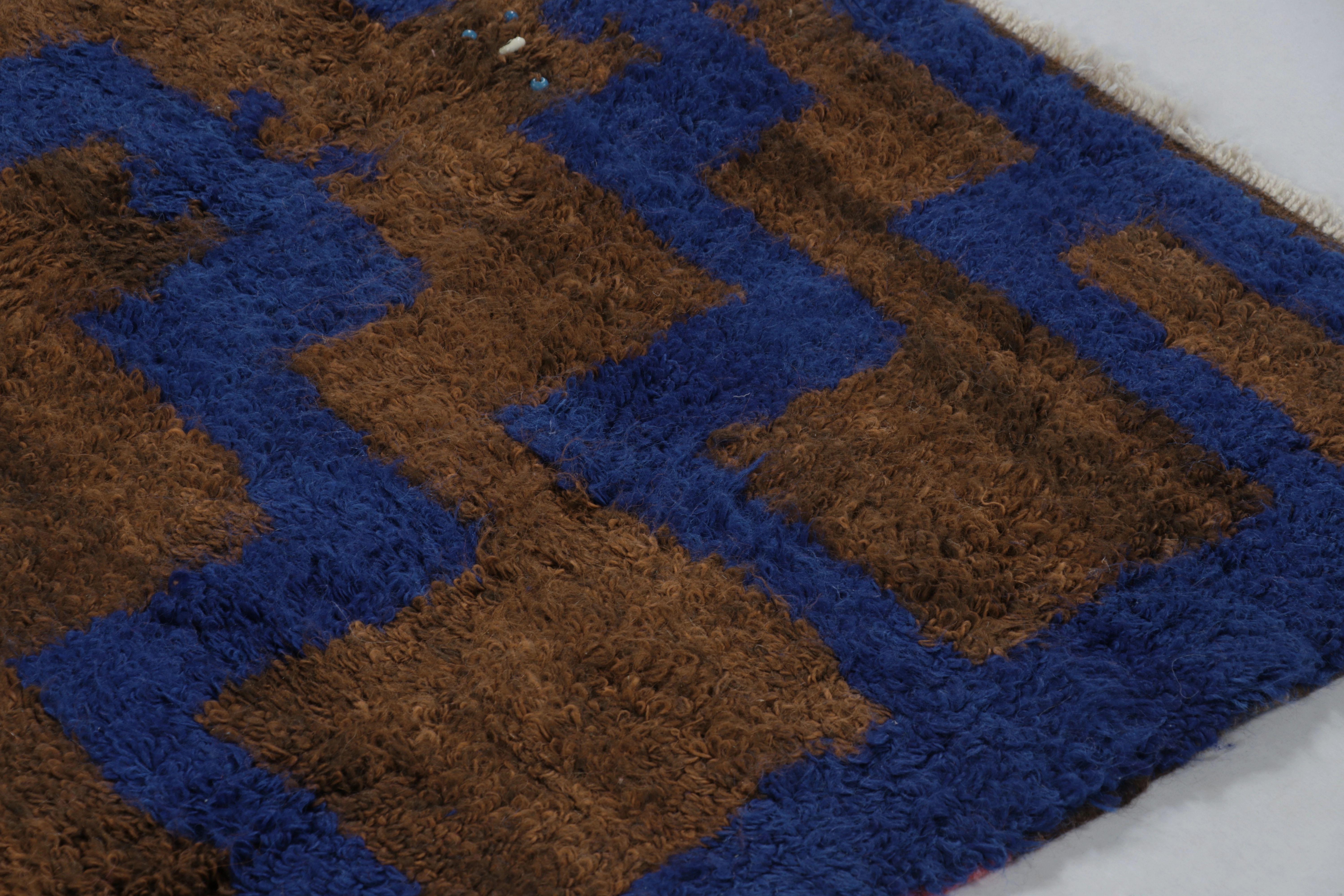 Metà XX secolo Tappeto turco vintage Tulu, blu navy e marrone con motivo geometrico - Rug & Kilim in vendita