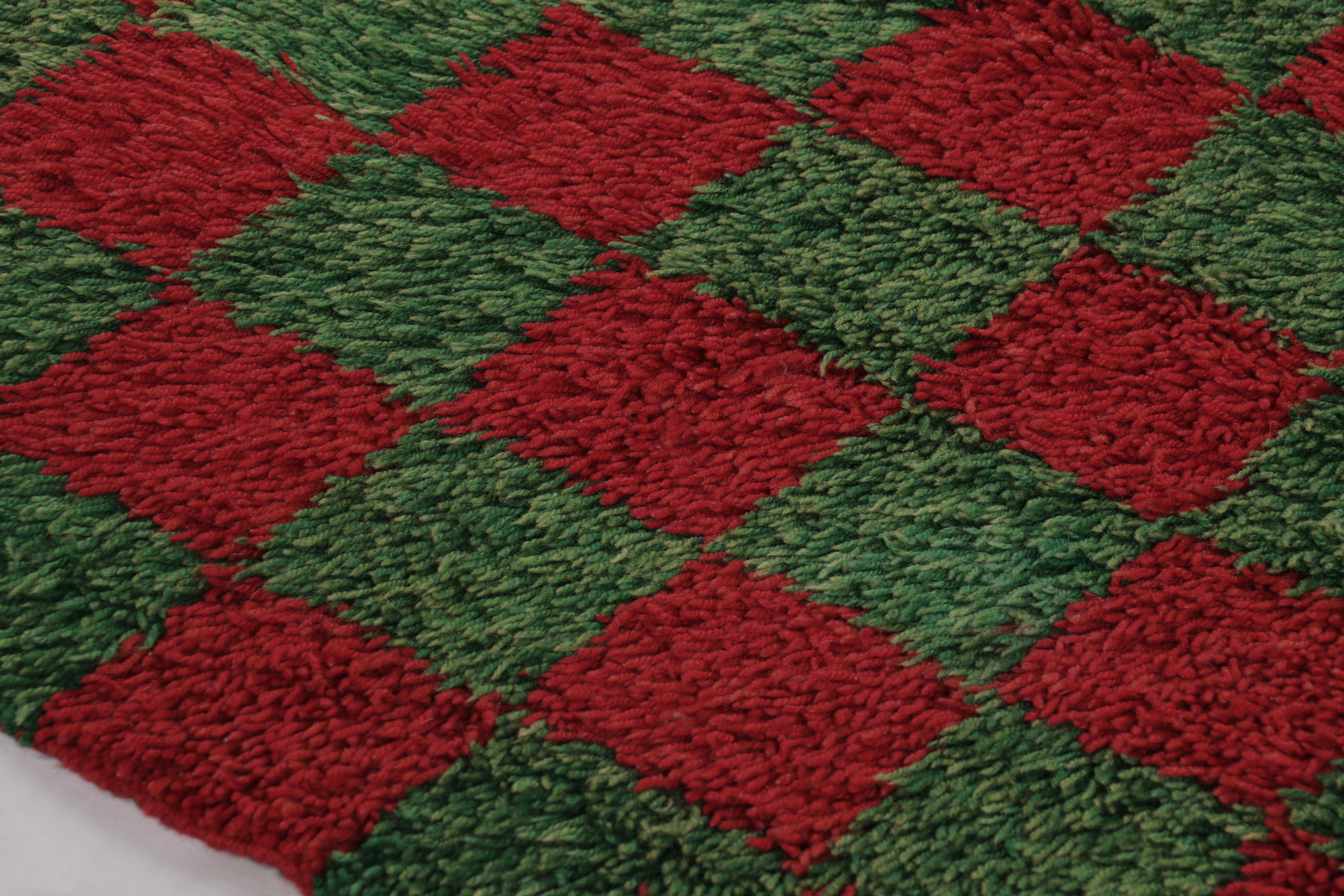 Fabriqué en Turquie avec de la laine nouée à la main, ce tapis Tulu vintage de 5x7 est un ajout distingué à la collection de textiles turcs traditionnels de Rug & Kilim. Son motif à carreaux rouge et vert audacieux et vibrant et sa texture