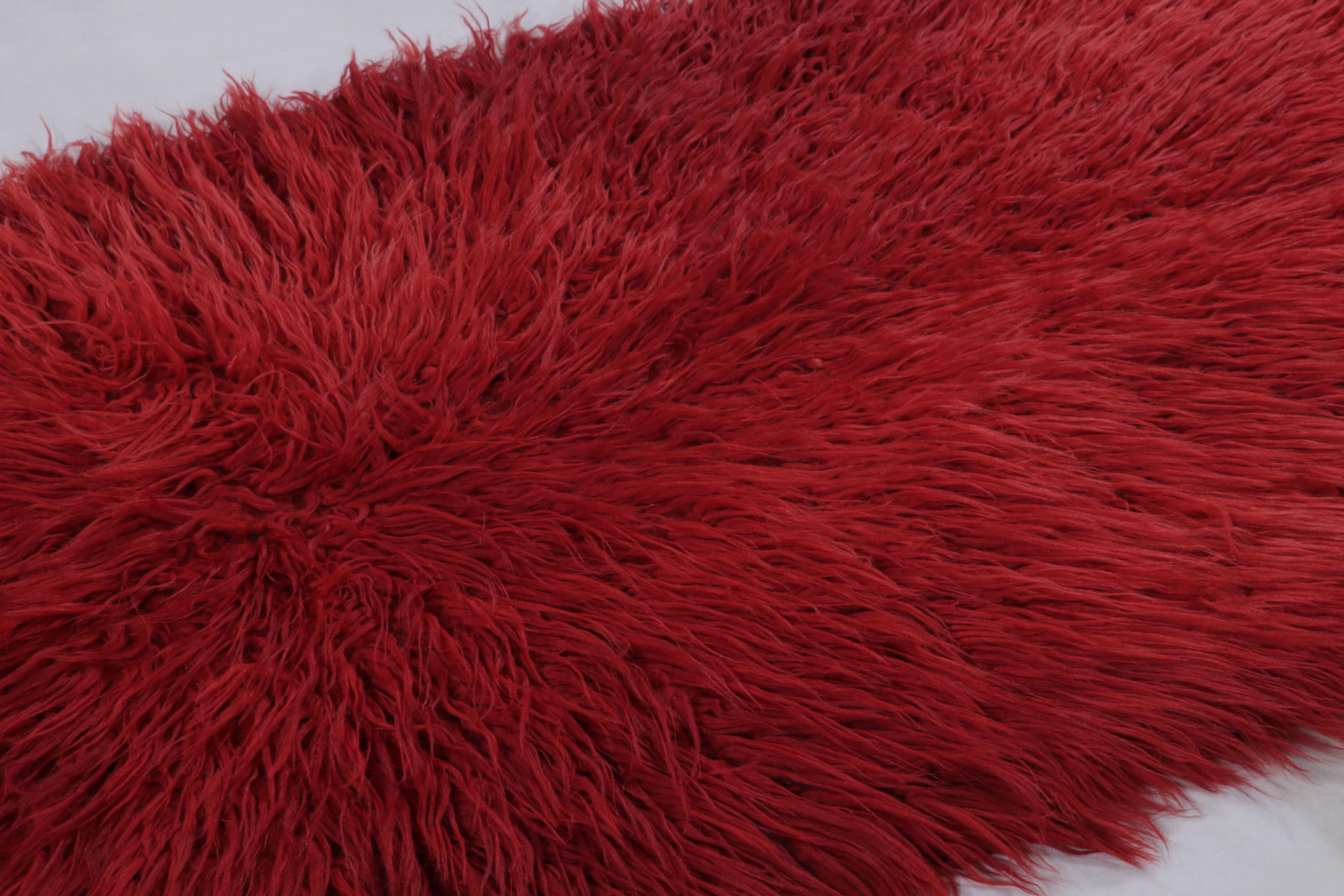 Fabriqué en Turquie avec de la laine nouée à la main, ce tapis Tulu vintage 4x8 est un ajout distingué à la collection de textiles turcs traditionnels de Rug & Kilim. Sa surface rouge solide et douce et sa texture pelucheuse en font un objet de