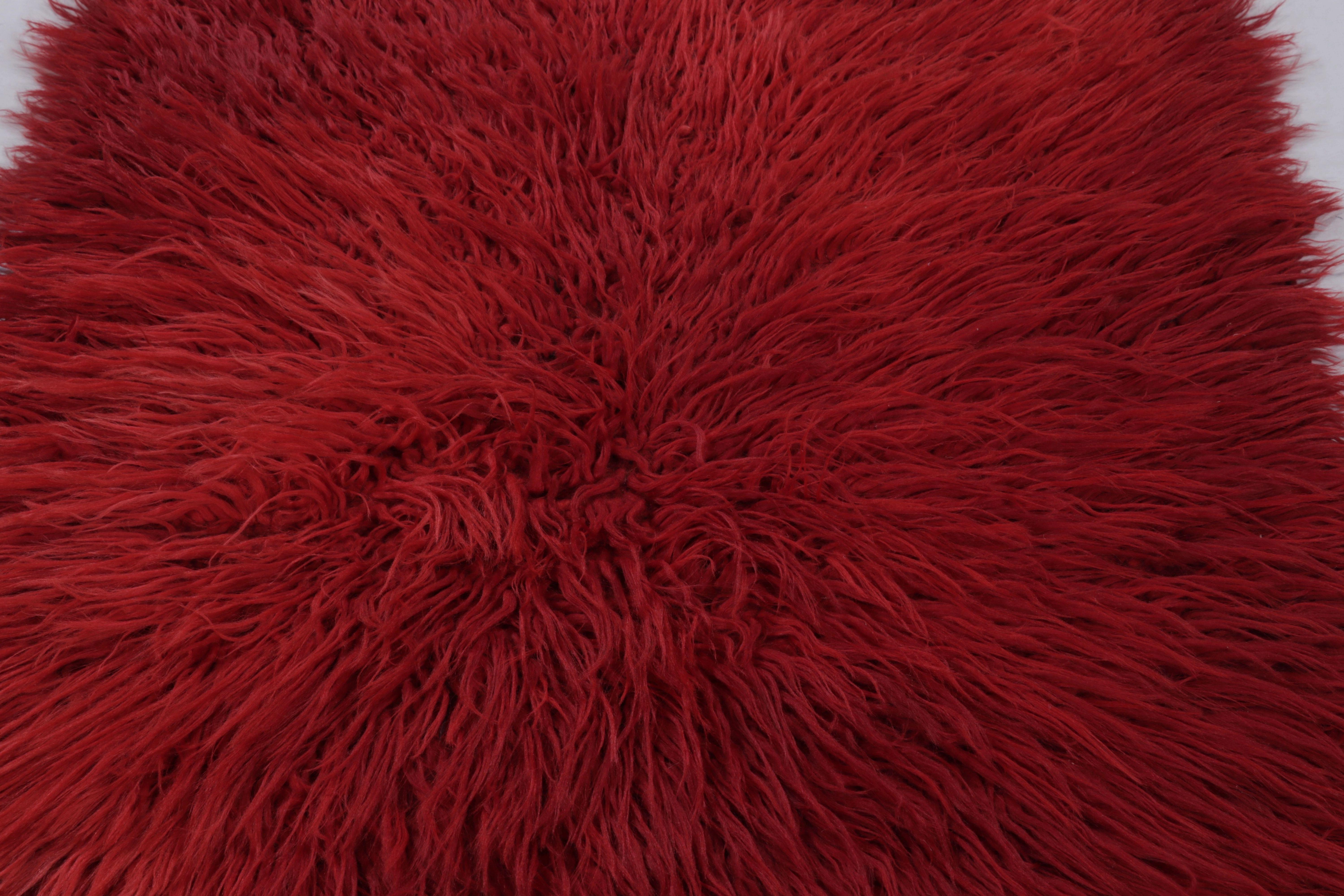 Turc Tapis turc vintage Tulu, laine rouge chaude avec poils doux - Rug & Kilim en vente