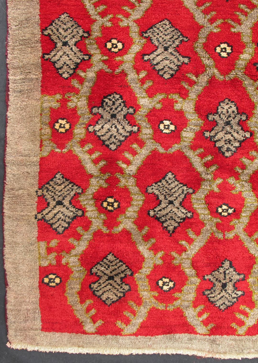 Vintage Turkish Tulu Rug with a Modern Design in Red Background In Excellent Condition For Sale In Atlanta, GA