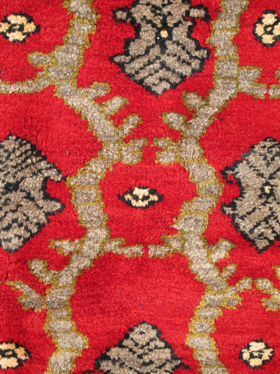 Türkischer Tulu-Teppich im Vintage-Stil mit modernem Design auf rotem Hintergrund (20. Jahrhundert) im Angebot