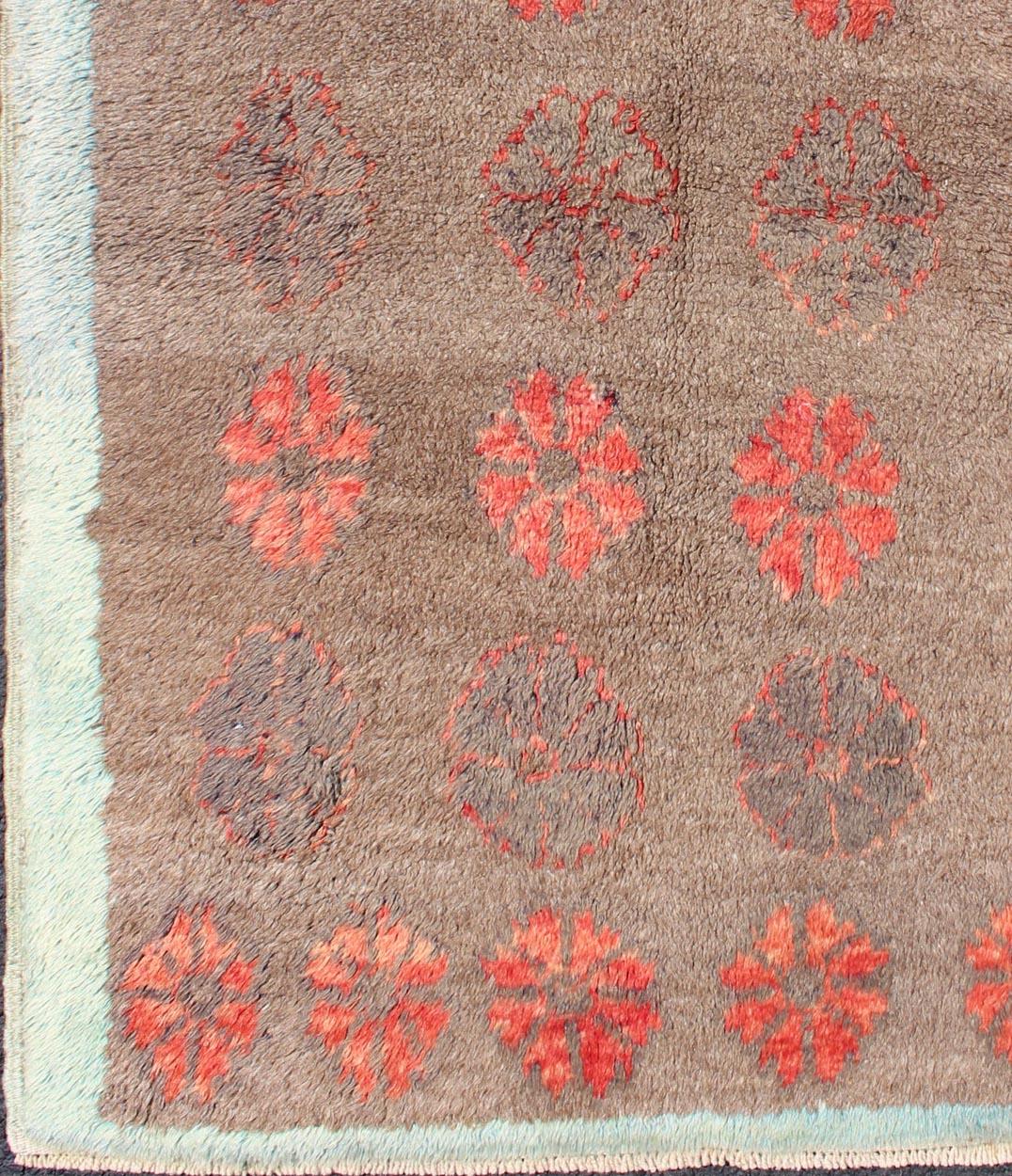  Tulu Rug with All-Over Floral Design and Ice Blue Border 
rug-en-1037  origin/turkey 

Its faint taupe ground is home to an all-over floral design rendered in various shades of red and blue. The entirety of the carpet is encompassed by a lighter,