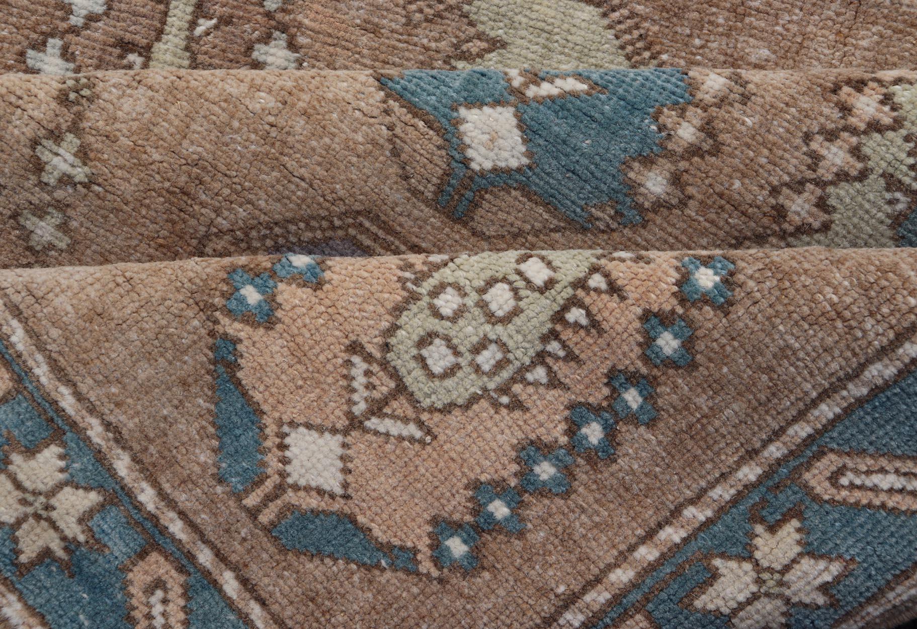 Tappeto turco vintage Tulu con disegno Paisley su larga scala in marrone, blu e marrone. in vendita 2