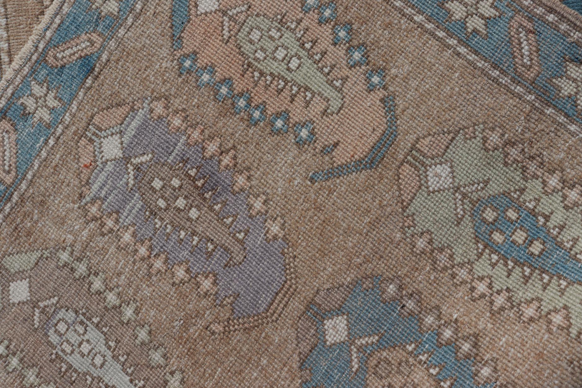 Tappeto turco vintage Tulu con disegno Paisley su larga scala in marrone, blu e marrone. in vendita 3