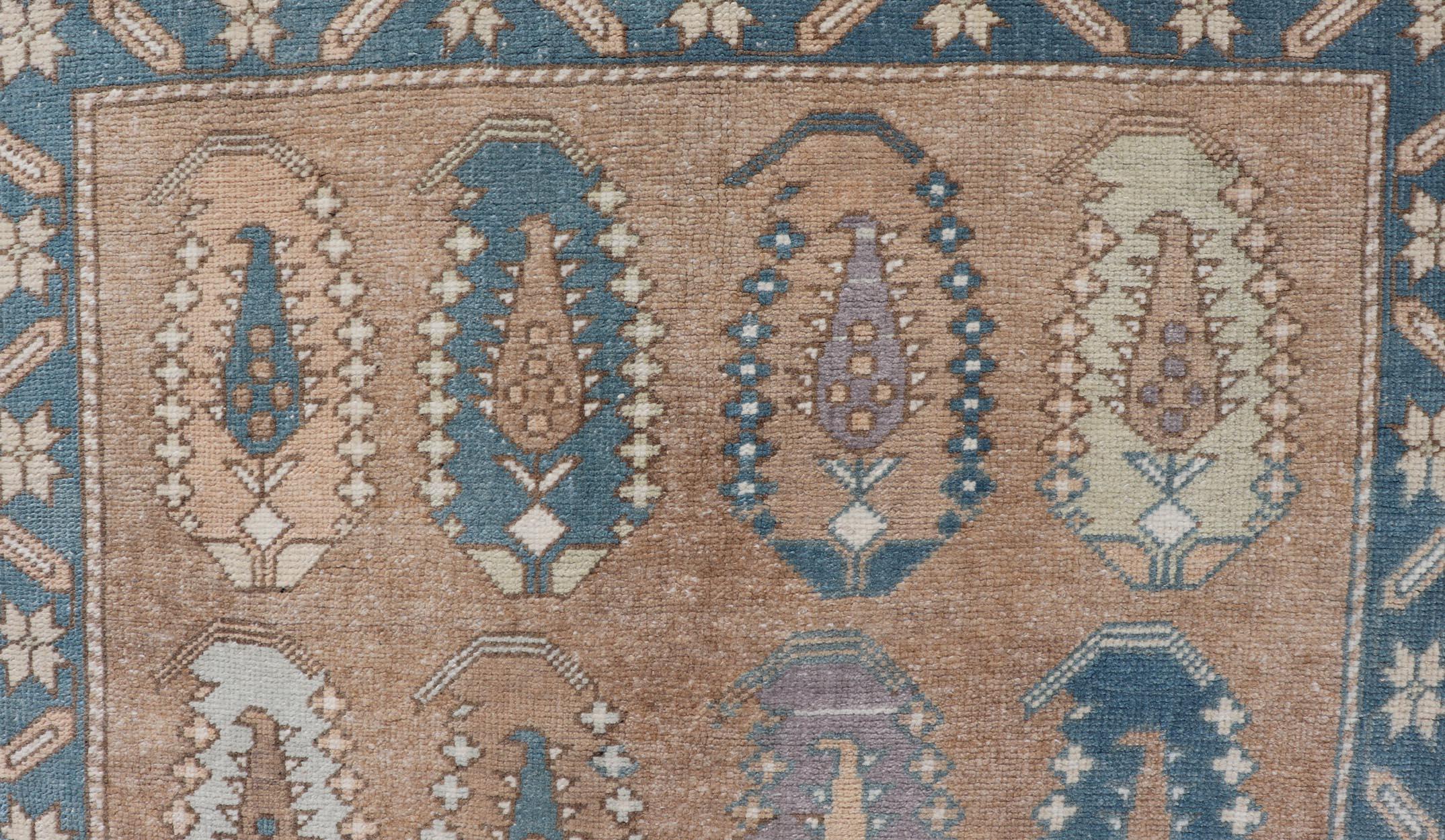 Oushak Tappeto turco vintage Tulu con disegno Paisley su larga scala in marrone, blu e marrone. in vendita