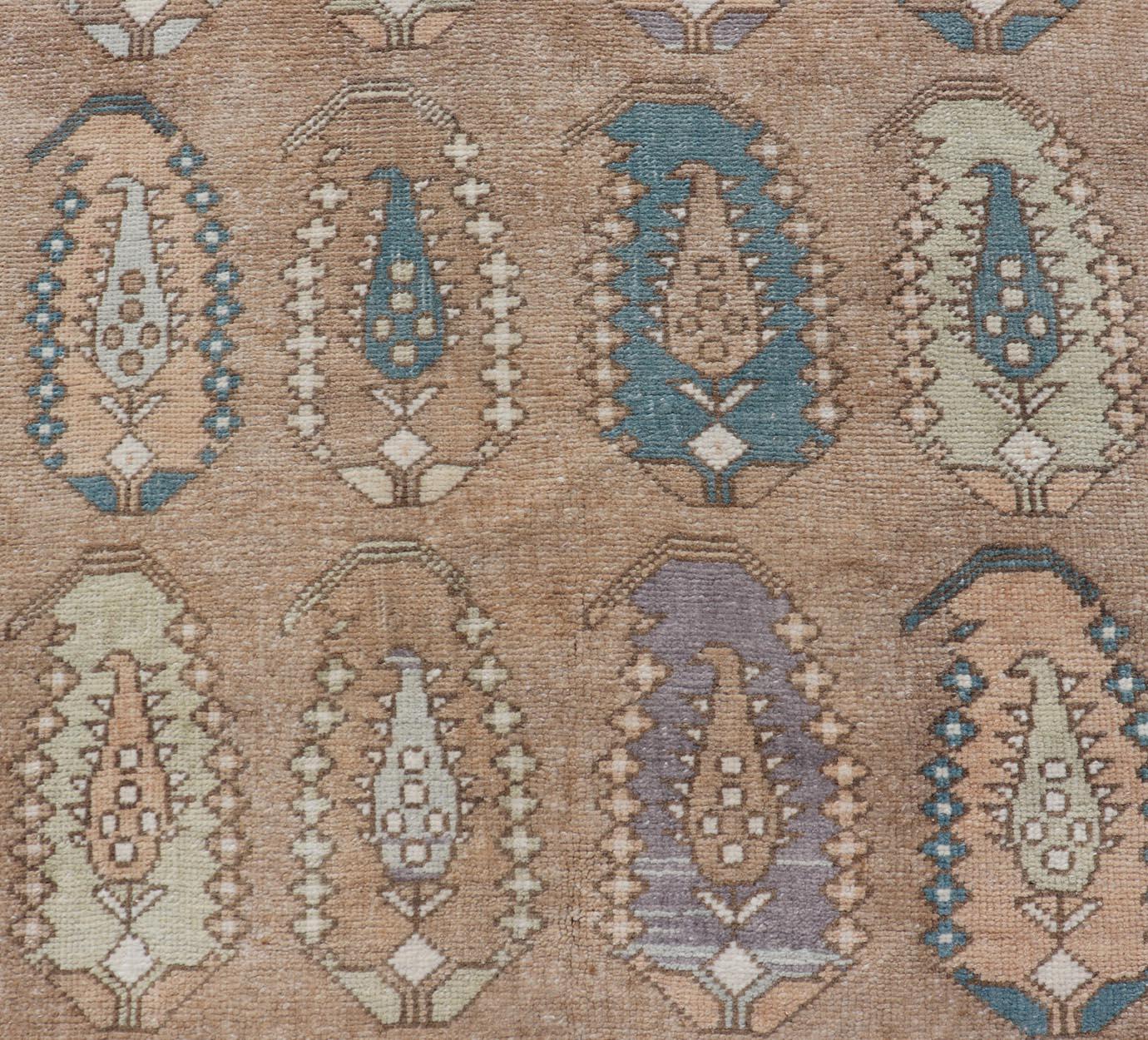 Turco Tappeto turco vintage Tulu con disegno Paisley su larga scala in marrone, blu e marrone. in vendita