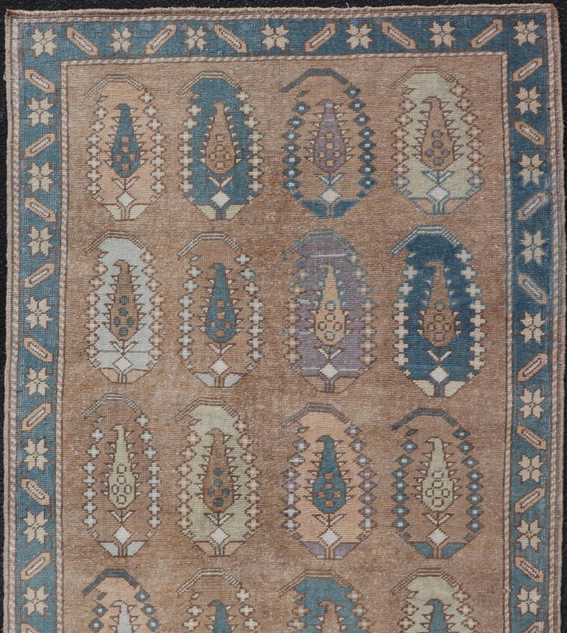 Annodato a mano Tappeto turco vintage Tulu con disegno Paisley su larga scala in marrone, blu e marrone. in vendita