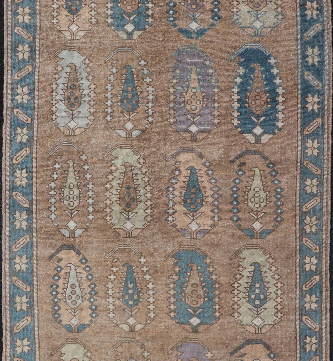 Tappeto turco vintage Tulu con disegno Paisley su larga scala in marrone, blu e marrone. In condizioni buone in vendita a Atlanta, GA