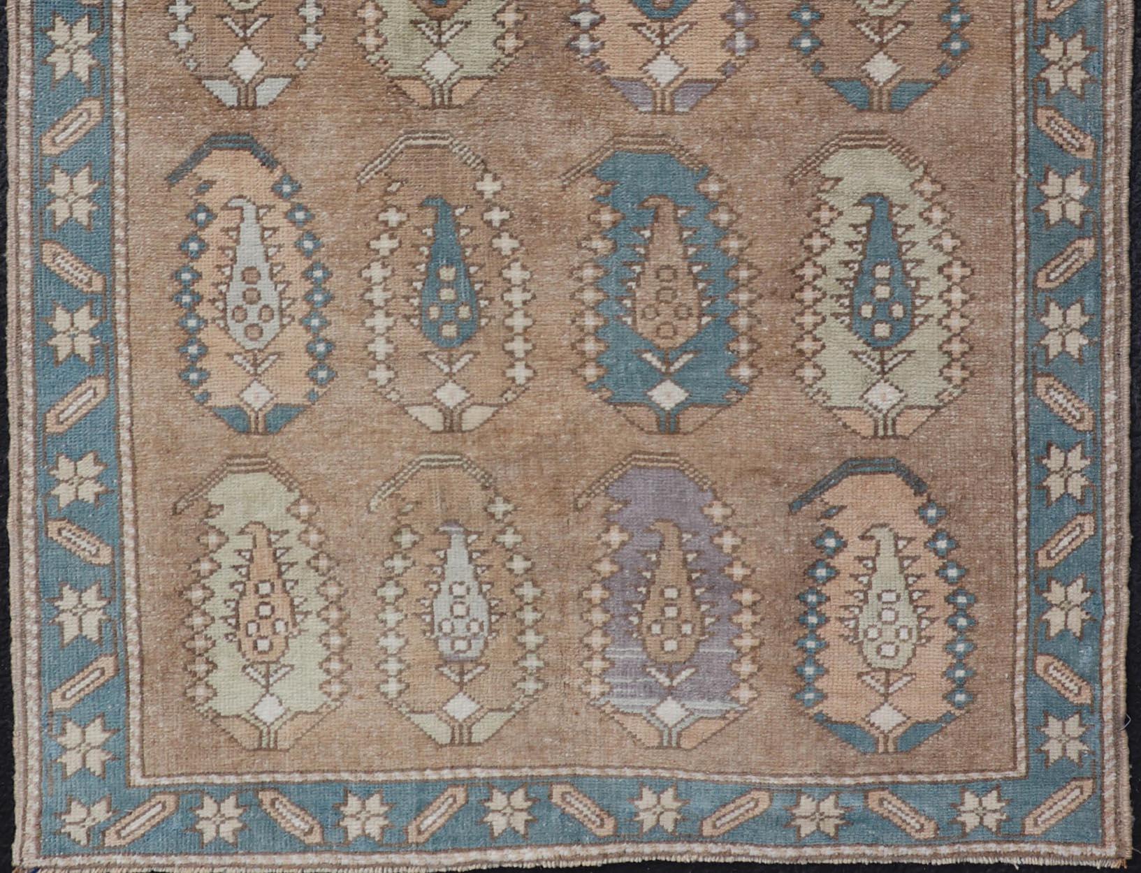 XX secolo Tappeto turco vintage Tulu con disegno Paisley su larga scala in marrone, blu e marrone. in vendita