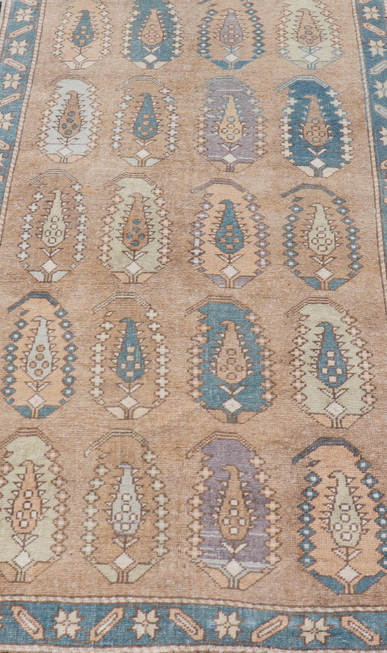 Lana Tappeto turco vintage Tulu con disegno Paisley su larga scala in marrone, blu e marrone. in vendita