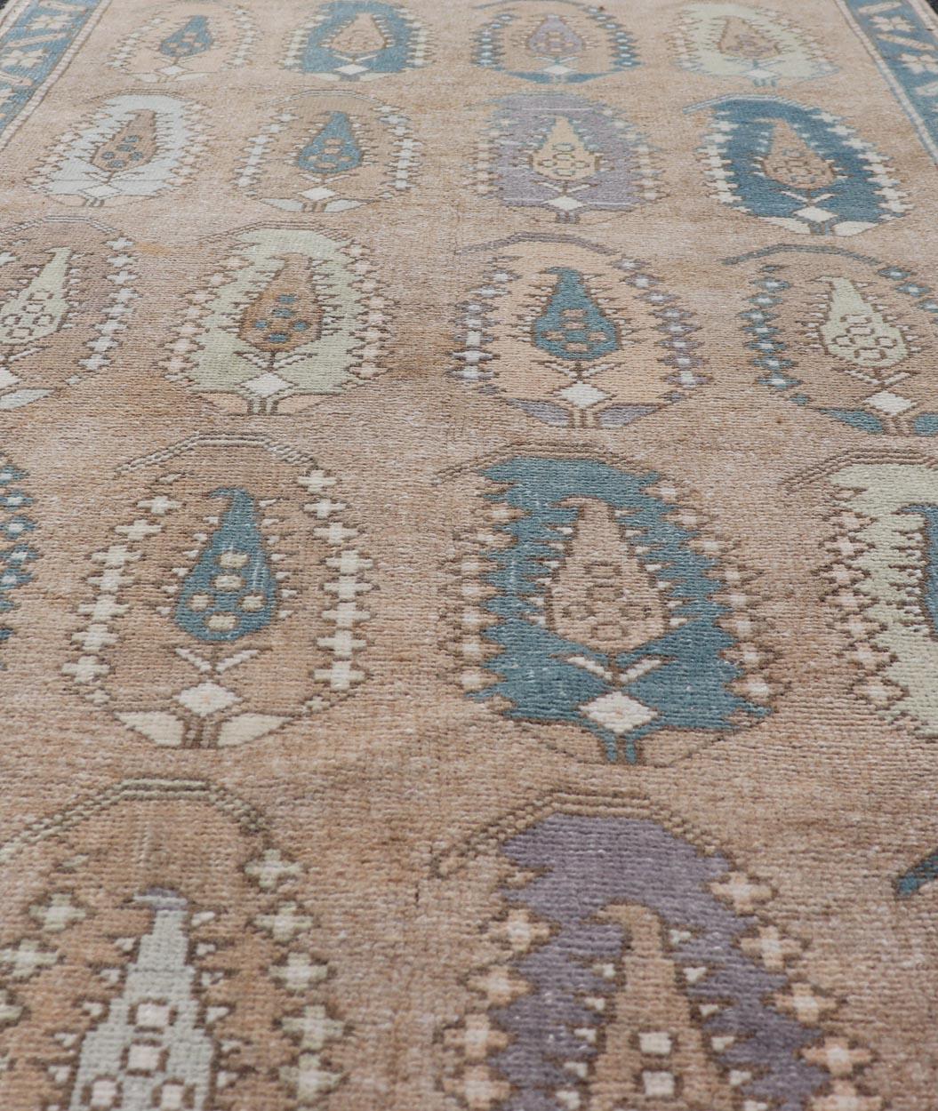 Tappeto turco vintage Tulu con disegno Paisley su larga scala in marrone, blu e marrone. in vendita 1