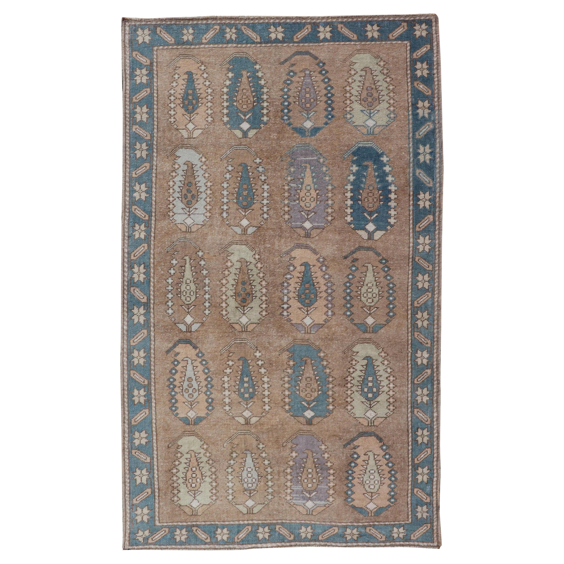 Tappeto turco vintage Tulu con disegno Paisley su larga scala in marrone, blu e marrone. in vendita