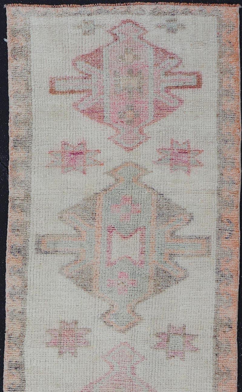Maße: 3'1 x 11'0 
Vintage Turkish Tulu Läufer in weichen Pastelltönen mit Medaillon 3'1 x 11'0. 
Keivan Woven Arts / Teppich / EN-13276 Herkunftsland / Art: Tulu / Türkei

Vintage Turkish Tulu Runner zeichnet sich durch eine schöne Mischung aus