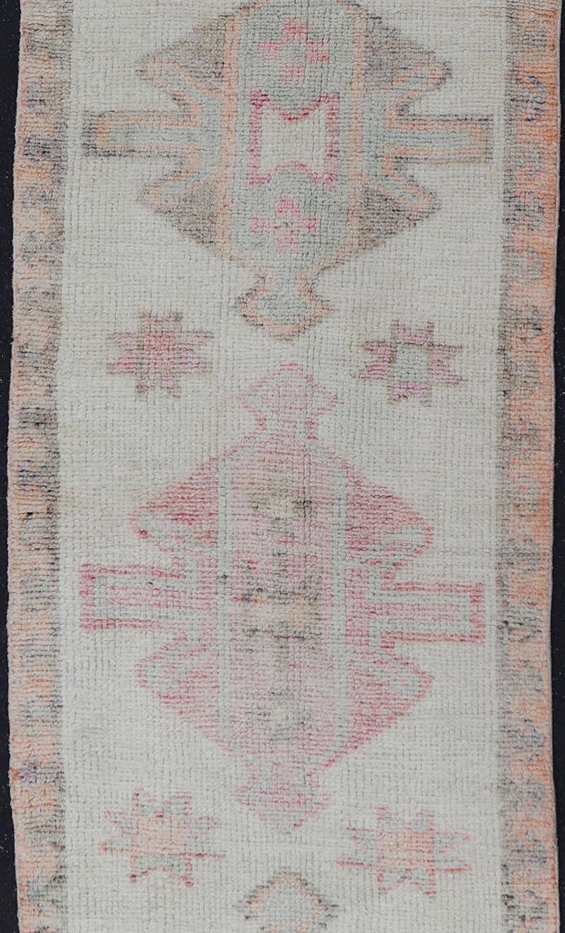 Türkischer Tulu-Läufer in weichen Pastelltönen im Vintage-Stil mit Medaillon 3'1 x 11'0 (Oushak) im Angebot
