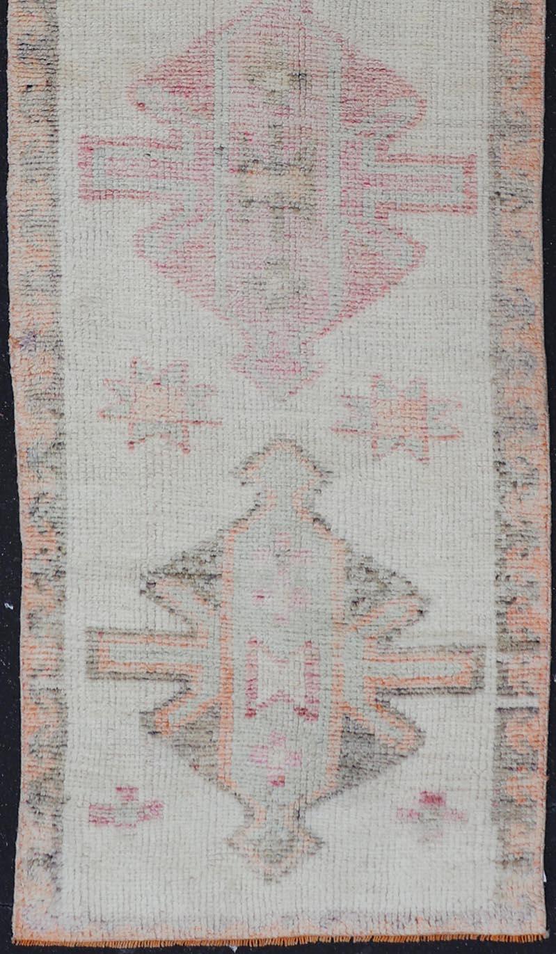 Türkischer Tulu-Läufer in weichen Pastelltönen im Vintage-Stil mit Medaillon 3'1 x 11'0 (Handgeknüpft) im Angebot