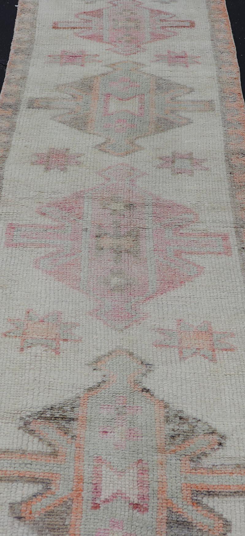 Türkischer Tulu-Läufer in weichen Pastelltönen im Vintage-Stil mit Medaillon 3'1 x 11'0 (Wolle) im Angebot