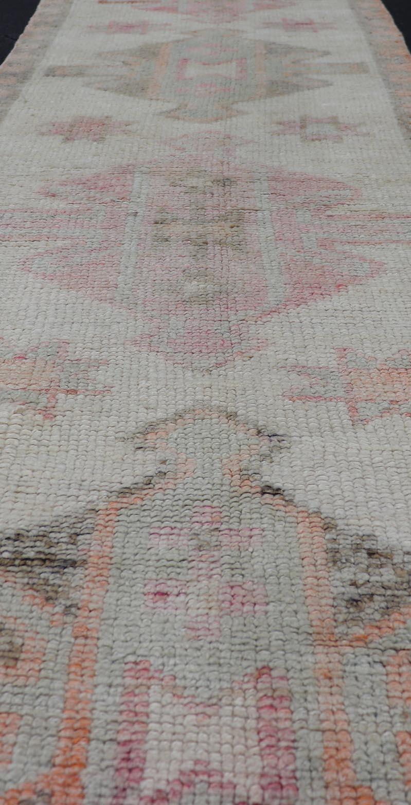 Türkischer Tulu-Läufer in weichen Pastelltönen im Vintage-Stil mit Medaillon 3'1 x 11'0 im Angebot 1