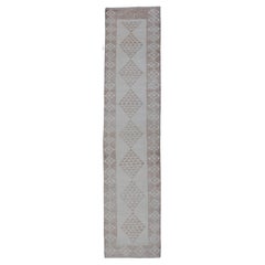Tapis de couloir Tulu turc vintage, tons neutres et motifs géométriques en diamants