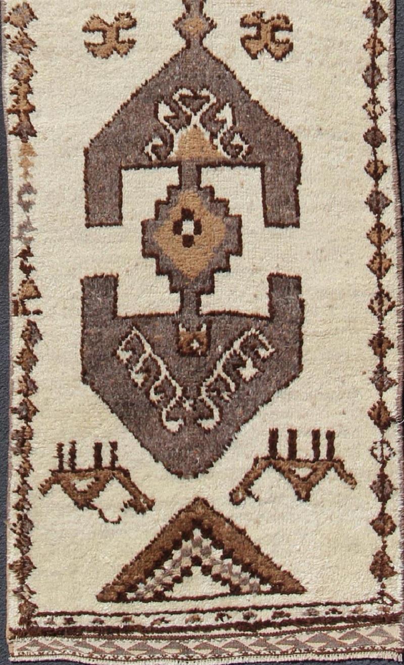 Brown and cream tribal design Turkish Tulu runner vintage, rug en-176278, country of origin / type: Turkey / Tulu, circa 1960

This unique Turkish Tulu runner features a bold, vertical arrangement of geometric tribal designs set atop a cream-colored