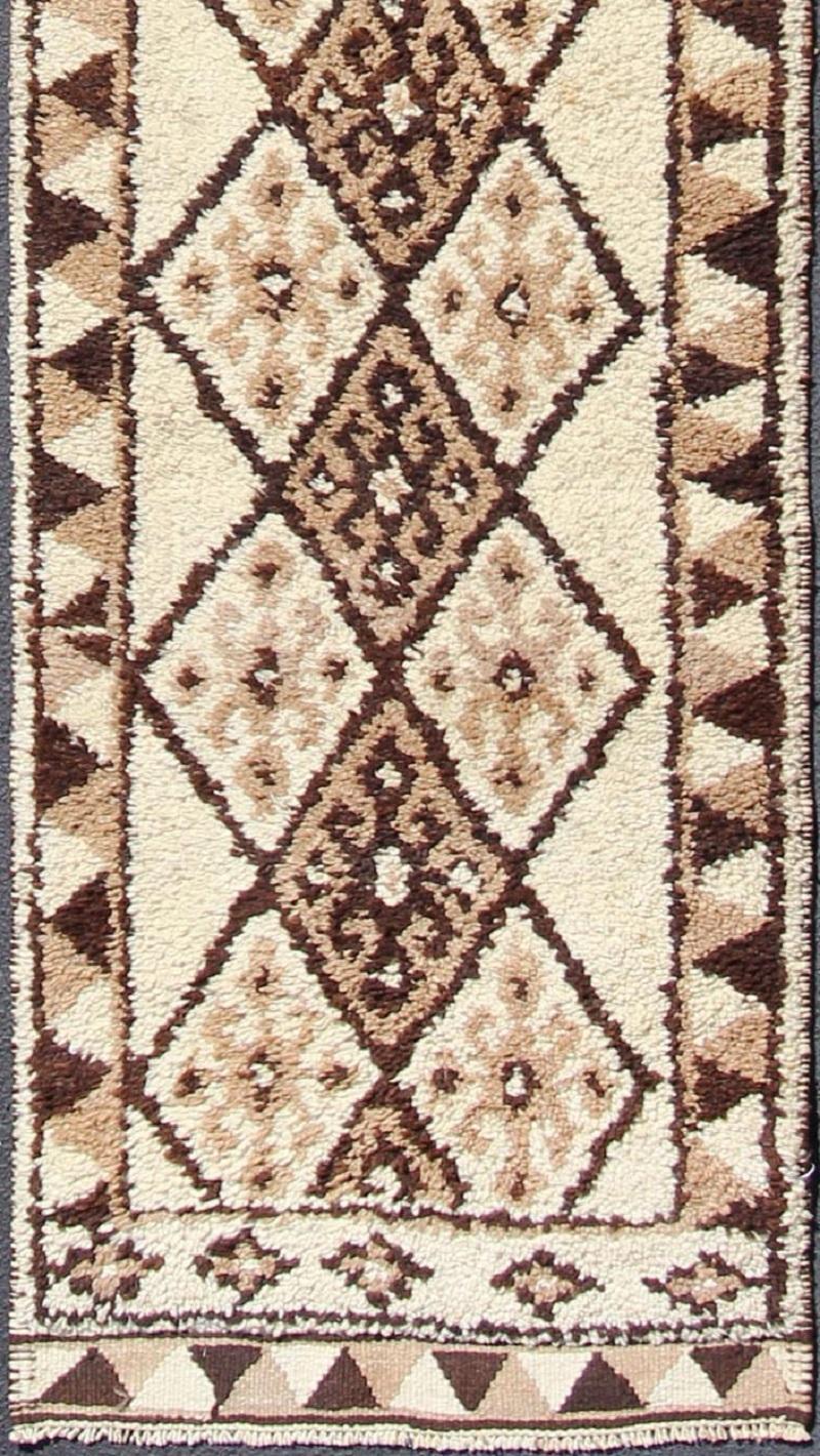 Turkish Tulu vintage runner in earth tones with Tribal diamond design, rug en-176528, country of origin / type: Turkey / Tulu, circa 1960

This unique Turkish Tulu runner features a graphic vertical design of interconnected diamond motifs set atop