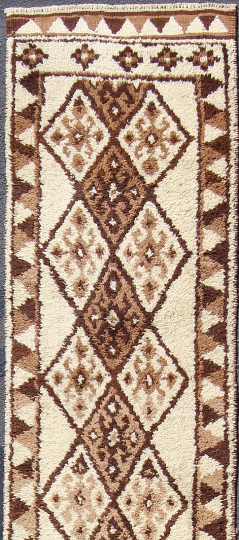 Vintage Turkish Tulu Runner with Diamond Design in Cream, Brown, and Taupe In Excellent Condition For Sale In Atlanta, GA