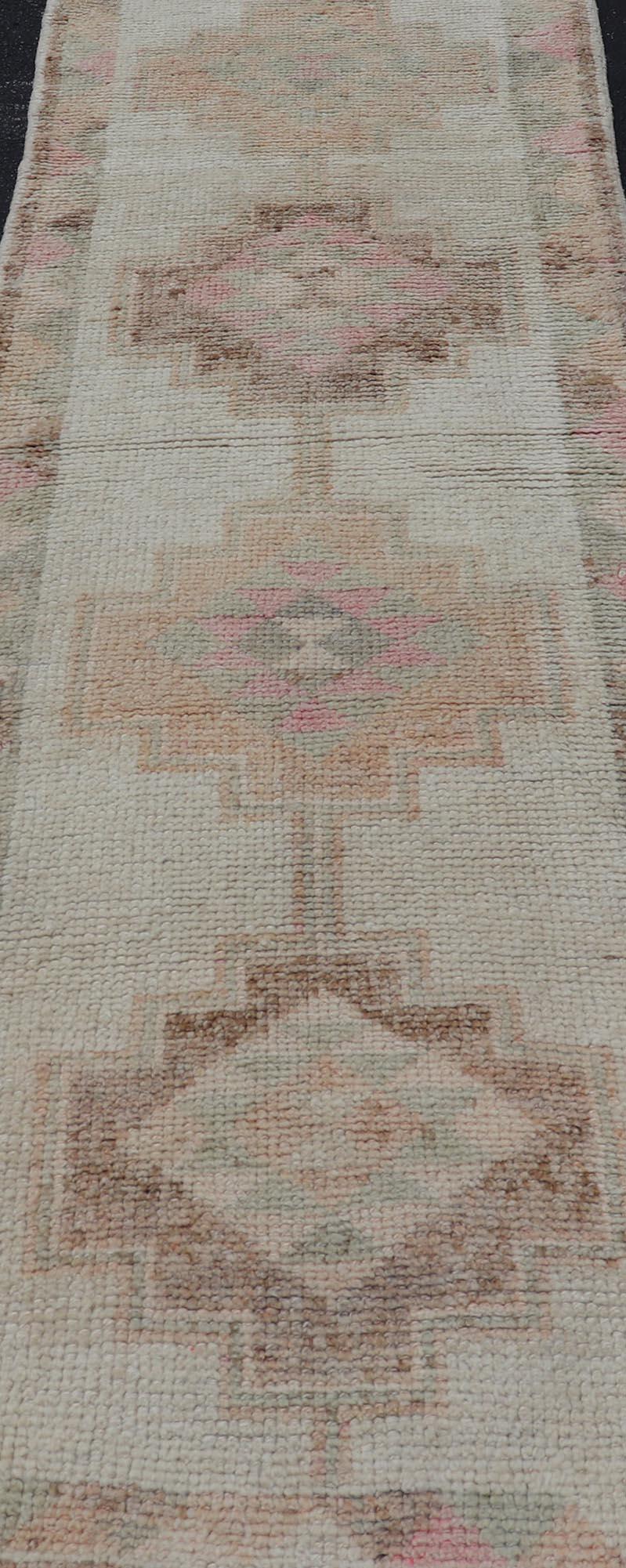 Misure: 2'10 x 9'6 
Questo affascinante runner Vintage Turkish Tulu presenta una delicata miscela di toni pastello e beige, intrecciati in un intricato disegno geometrico che aggiunge un tocco di eleganza a qualsiasi spazio. Il campo centrale