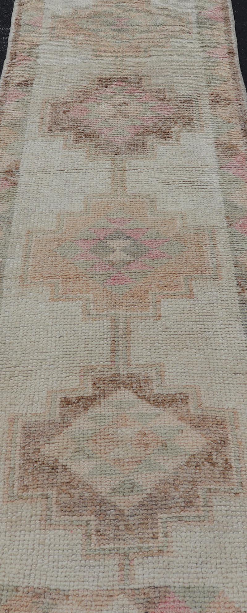 Oushak Runner turco vintage in tulù con motivi geometrici beige e pastello in vendita