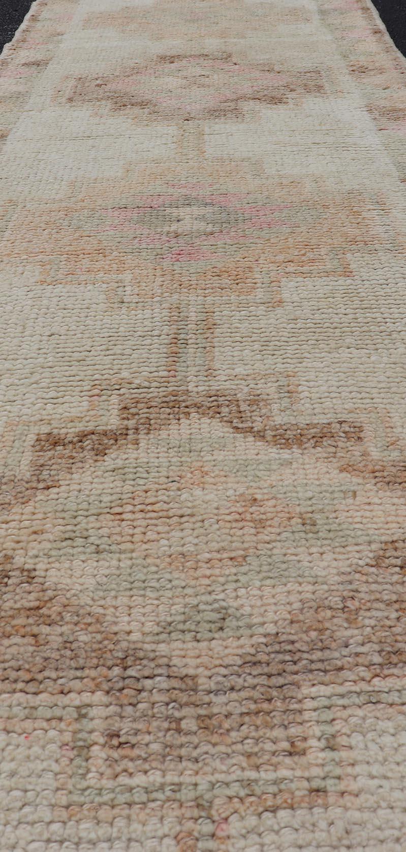 Turco Runner turco vintage in tulù con motivi geometrici beige e pastello in vendita
