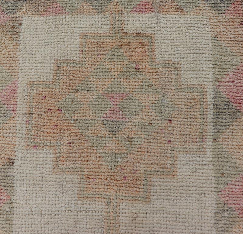 Annodato a mano Runner turco vintage in tulù con motivi geometrici beige e pastello in vendita