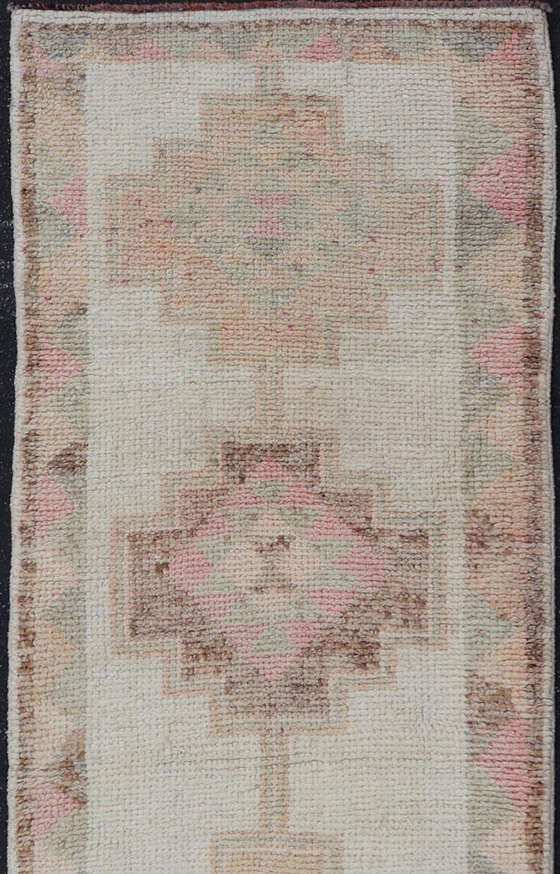 Runner turco vintage in tulù con motivi geometrici beige e pastello In condizioni buone in vendita a Atlanta, GA