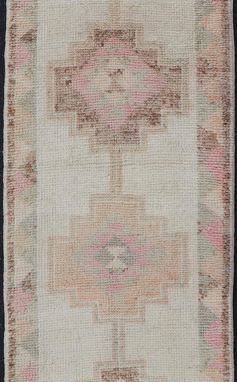 XX secolo Runner turco vintage in tulù con motivi geometrici beige e pastello in vendita